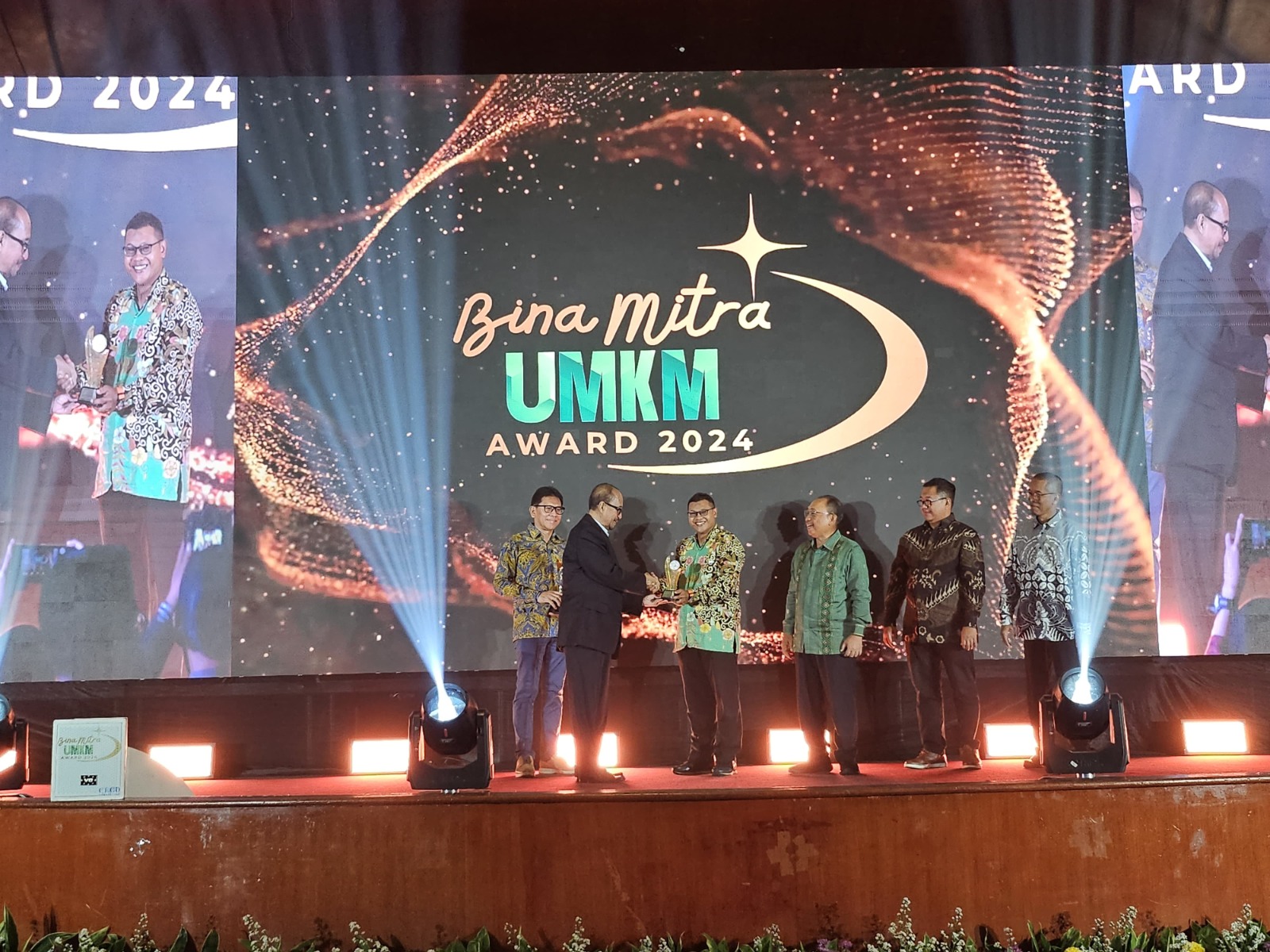 UMKM binaan Astra melalui Yayasan Dharma Bhakti Astra (YDBA) menerima penghargaan dalam ajang Bina Mitra UMKM Award 2024 yang diselenggarakan oleh Corporate Forum for CSR Development (CFCD) Foundation di Aula Binakarna, Hotel Bidakara, Jakarta, 29 Juni 2024. Tiga UMKM binaan Astra melalui YDBA juga mendapatkan penghargaan platinum kategori UMKM bidang produksi & jasa. Ketiganya, PT Bimuda Karya Teknik, Bengkel Anugerah Prima Motor dan PT Lubna Food Indonesia. dok. YDBA. Astra Melalui YDBA Raih The Most Committed Pembinaan UMKM di Indonesia