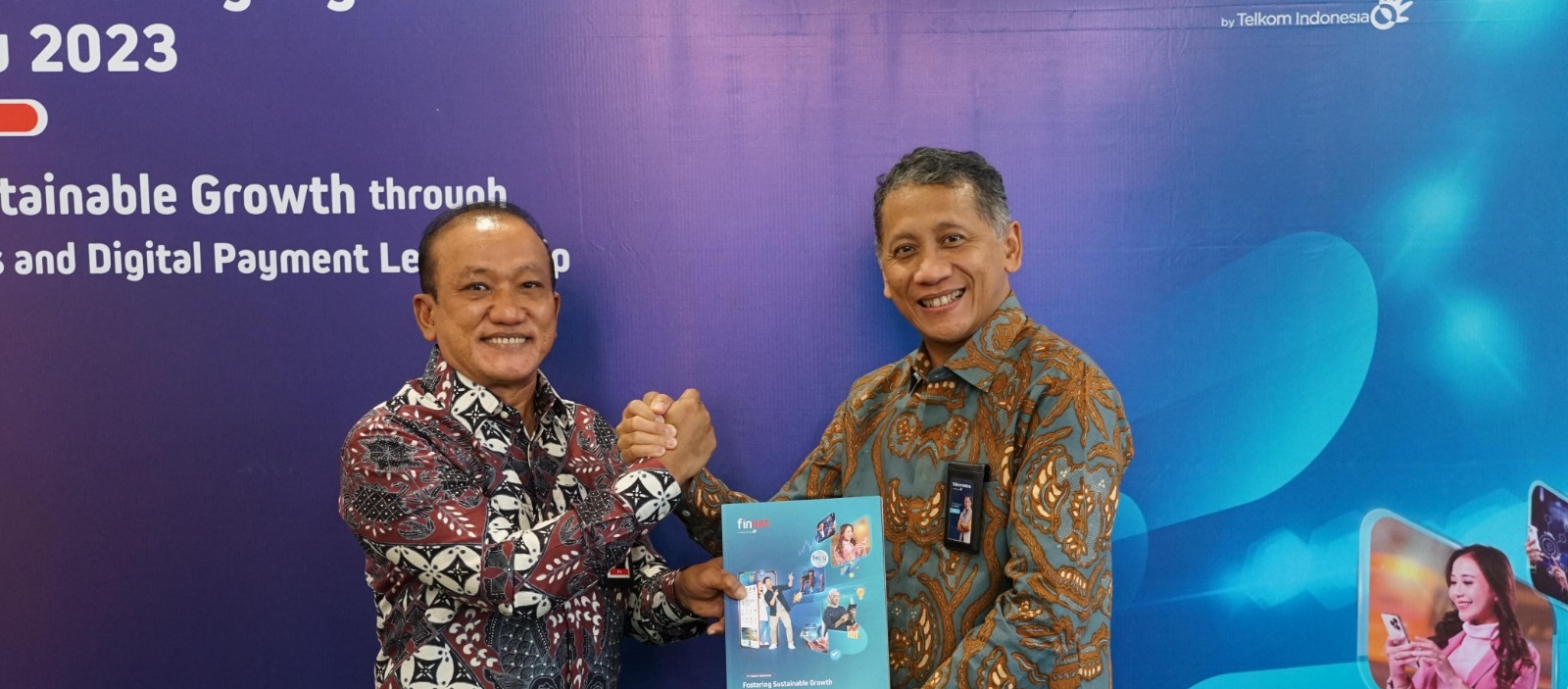 Kiri-Kanan: Direktur Digital Business Finnet Apep Noormansyah, Direktur Enterprise Business Finnet Aziz Sidqi, Direktur Utama Finnet Rakhmad Tunggal Afifuddin dan Direktur Finance & Risk Management Finnet Fajar Wibawa saat RUPST Finnet Tahun Buku 2023, Rabu (5/6/2024). dok. Finnet. RUPST, Anak Usaha Telkom Ini Catat Laba Bersih Naik 7,5 Persen