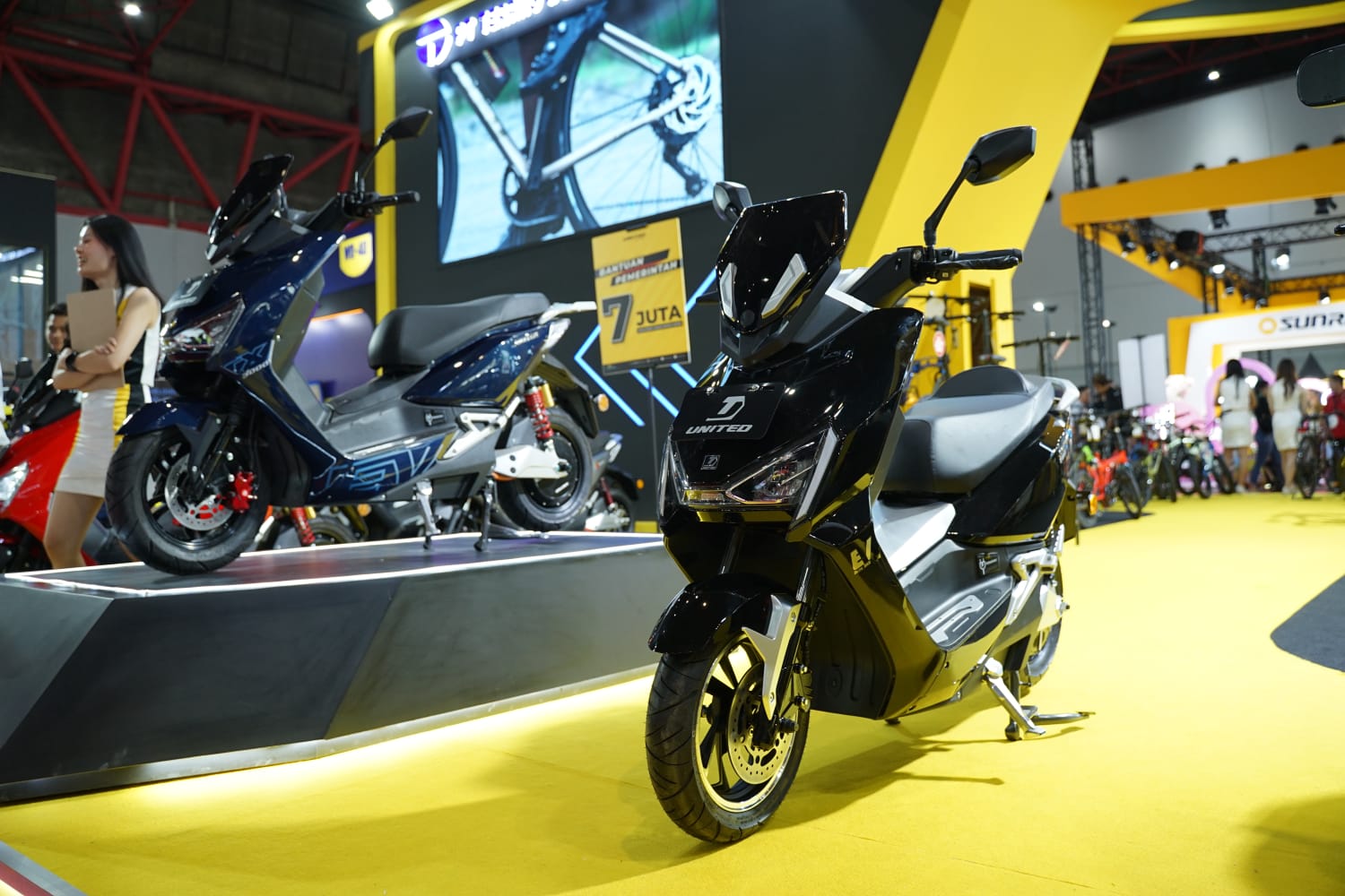 Selama perhelatan Jakarta Fair Kemayoran (PRJ) 2024, brand motor listrik dalam negeri besutan PT Terang Dunia Internusa Tbk. (UNTD) ini menghadirkan pilihan beragam bagi masyarakat yang ingin membeli motor listrik dengan sistem cicilan. Tak tanggung-tanggung, United E-Motor menggandeng 4 nama besar leasing selama PRJ berlangsung, yaitu Adira, Mega Finance, Moladin serta BliBli. dok. ist. Gandeng 4 Leasing Ternama, United Bike Permudah Pembiayaan Nasabah