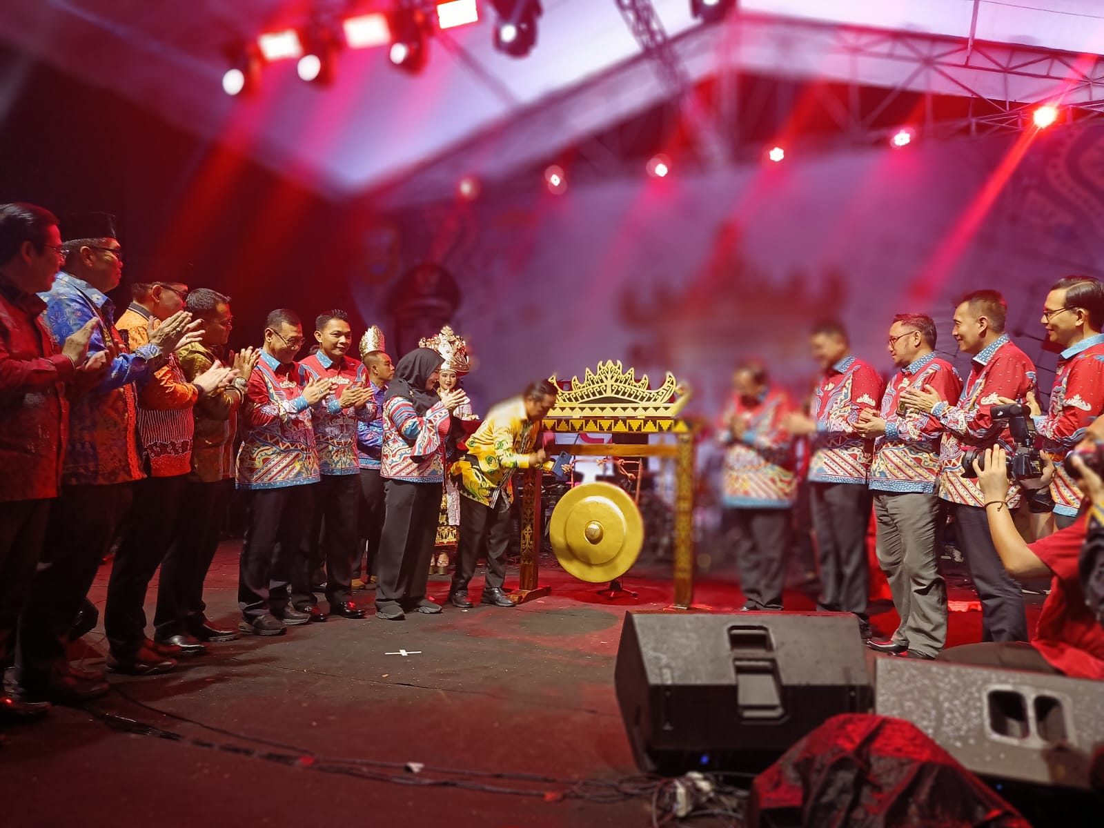 Wali Kota Bandar Lampung Eva Dwiana membuka Bandar Lampung Expo 2024, Senin (8/7/2024) malam. dok. EmitenNews. Di Tengah Rintik Hujan, Bunda Eva Buka Bandar Lampung Expo 2024