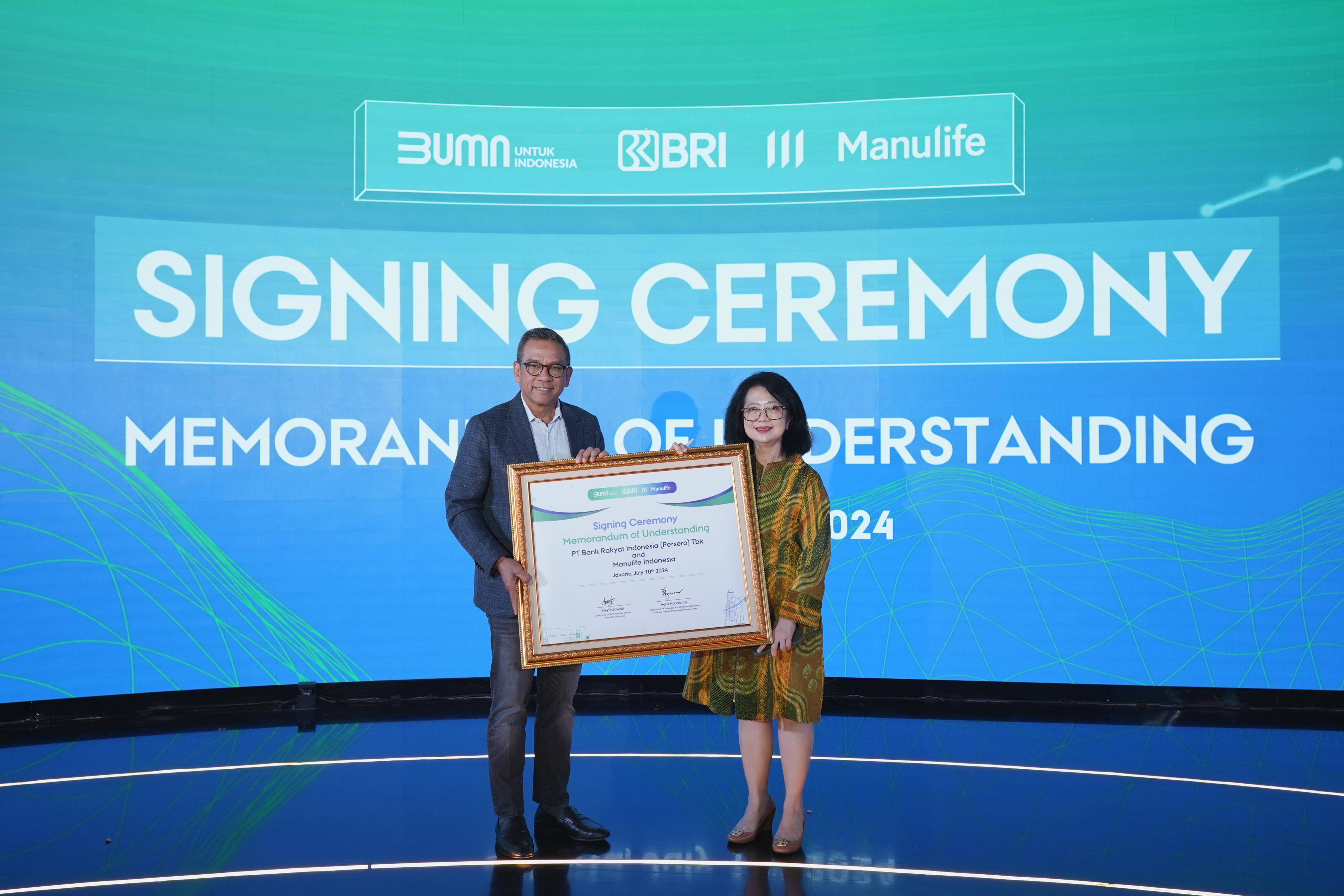 Kerja sama tersebut ditegaskan melalui penandatanganan Memorandum of Understanding (MoU) tentang 'Pemanfaatan Jasa Layanan Perbankan’ antara Director of Wholesale and Institutional Business BRI Agus Noorsanto dengan Direktur & Chief Financial Officer Manulife Indonesia Meylindawati di Jakarta pada Rabu (10/7/2024). dok. BRI. Permudah Layanan, BRI Jalin Kerja Sama dengan Manulife Indonesia