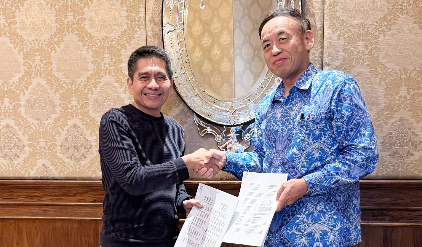 Presiden Direktur Surge Yune Marketatmo dan Representative Director NTT e-Asia Corporation Mr. Yasuyuki Nagae. Dok/WIFI Surge (WIFI) Gandeng NTT e-ASIA Kebut Ekspansi Infrastruktur Internet