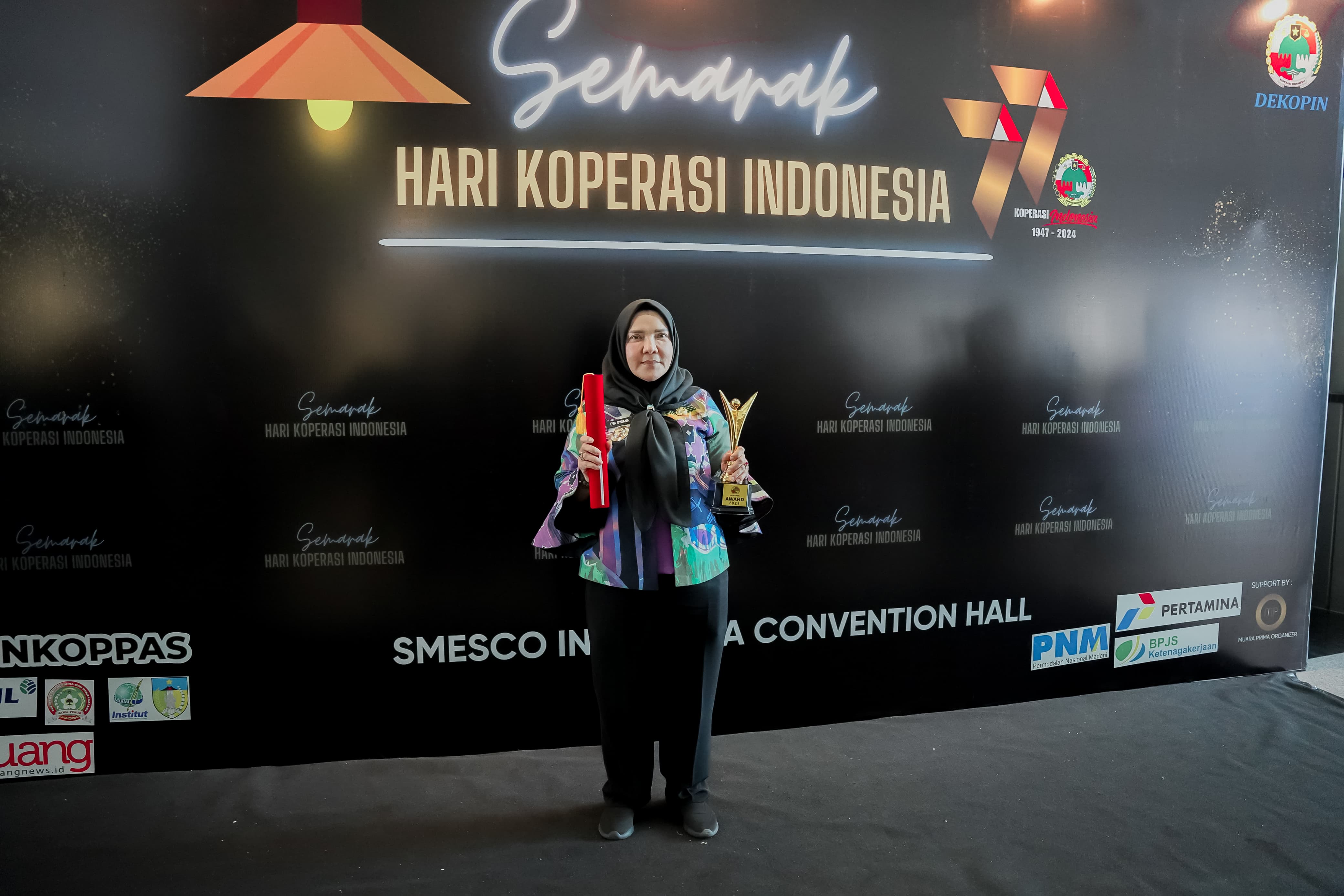 Wali Kota Bandar Lampung Hj. Eva Dwiana dengan piala dan plakat penghargaan Pembina Koperasi Andalan. dok. Humas Pemkot Bandar Lampung. Penghargaan Pembina Koperasi Andalan Dekopin, Bunda Eva Alhamdulillah!