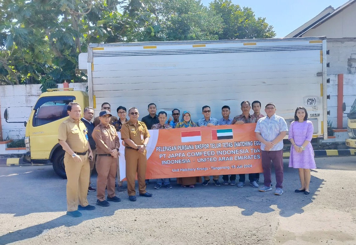 Direktur Corporate Affairs JAPFA, Rachmat Indrajaya (tengah) bersama manajemen JAPFA saat pelepasan ekspor telur tetas ke Dubai di Bandara Soekarna Hatta, Tangerang Banten, Senin (15/7/2024). dok. ist. Japfa Comfeed Indonesia (JPFA) Ekspor 230.400 Butir Telur Tetas ke UEA