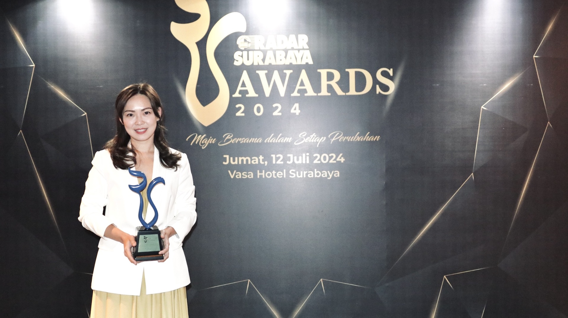 CEO ELPI Efilya memegang piala sebagai emiten pelayaran terbaik bidang offshore. FOTO - ISTIMEWA Simak! Ini Rahasia ELPI Menjadi Pelayaran Terbaik Bidang Offshore