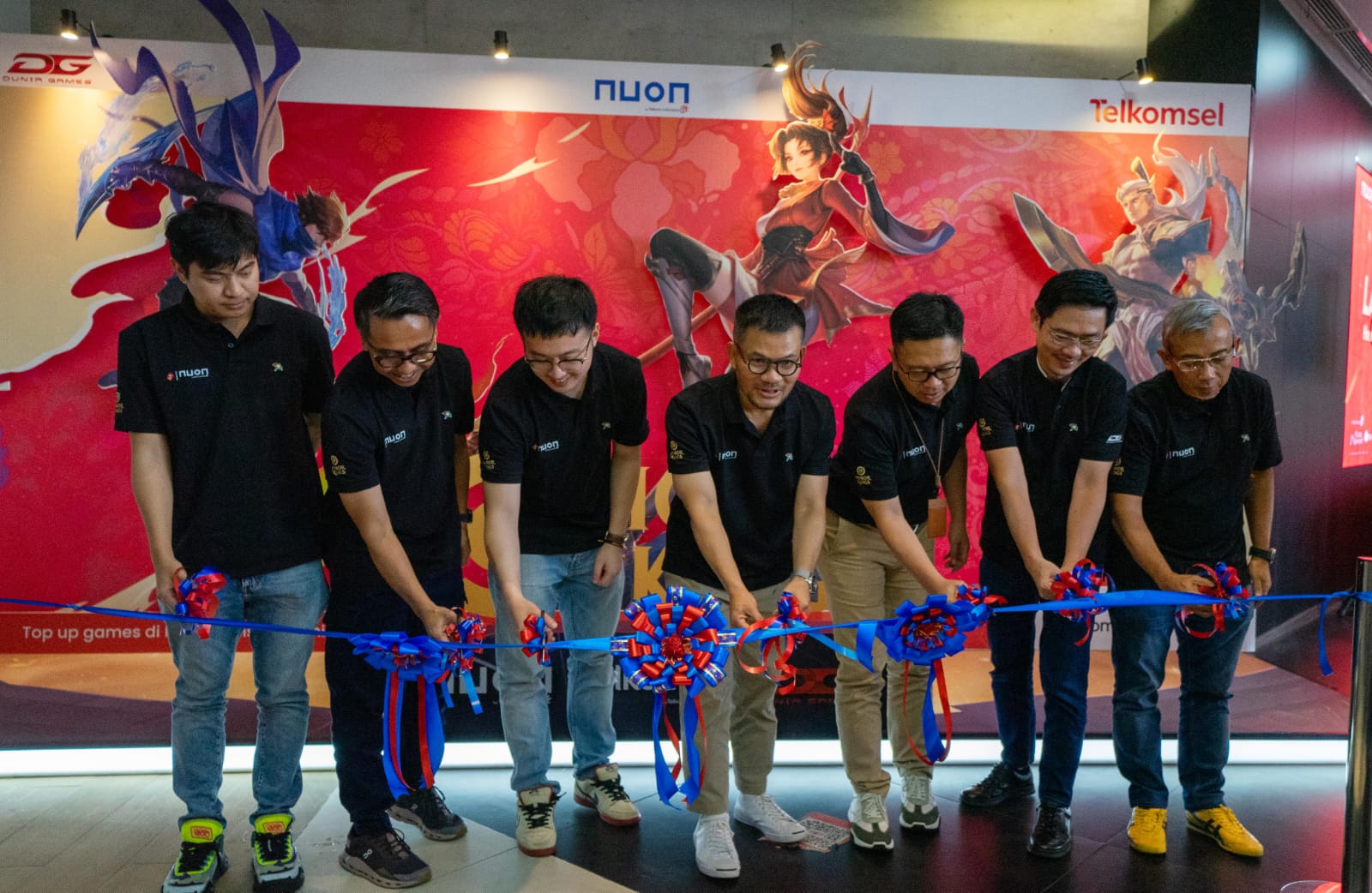 Kiri-Kanan: Country Manager Level Infinite, Agung Chaniago; CEO Nuon, Aris Sudewo; Head of Publishing SEA Tencent, John; VP Digital Lifestyle & Services Telkomsel, Nirwan Lesmana; VP Customer Care Management Telkomsel, Robby A Cahyadi; COO Nuon, Chandra Tamrin; dan CFTO Nuon, Irlamsyah Syam saat seremonial peluncuran HoK GraPARI Corner di GraPARI Graha Merah Putih, Rabu (10/7/2024). dok. ist. Nuon dan Telkomsel Gelar Peluncuran Honor of Kings GraPARI Corner