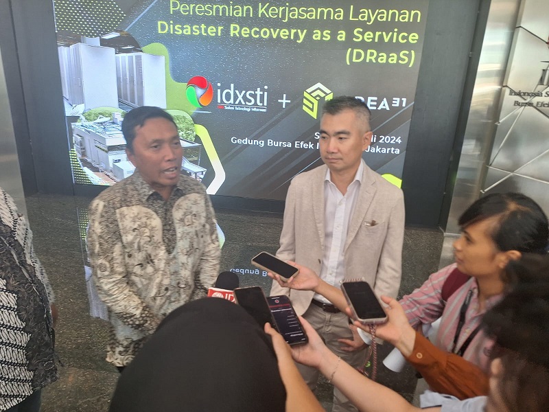 Presiden Direktur IDXSTI, Syafruddin bersama Direktur Utama dan Founder AREA31, Michael Alifen ketika menjelaskan pada wartawan usai penandatangan kerjasama di gedung BEI Selasa (18/7). IDXSTI Gandeng AREA31 Siapkan MRT DRaaS Untuk Pemulihan Sistem AB