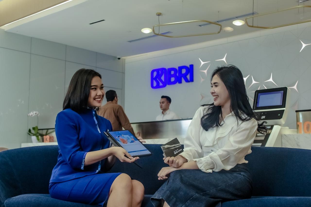 PT Bank Rakyat Indonesia (Persero) Tbk.(BBRI) terpilih sebagai bank nomor 1 di Indonesia versi The Banker Top 1000 Banks 2024. Media ekonomi dan keuangan terkemuka di dunia yang berbasis di London itu, merilis daftar Top 1000 Banks 2024 pada Rabu (10/7/2024). Dalam daftar tersebut, tercatat 26 bank berasal dari Indonesia dan BRI menduduki peringkat teratas serta berperingkat 110 secara global. dok BRI The Banker Top 1000 Banks 2024, BRI (BBRI) Bank Nomor 1 di Indonesia