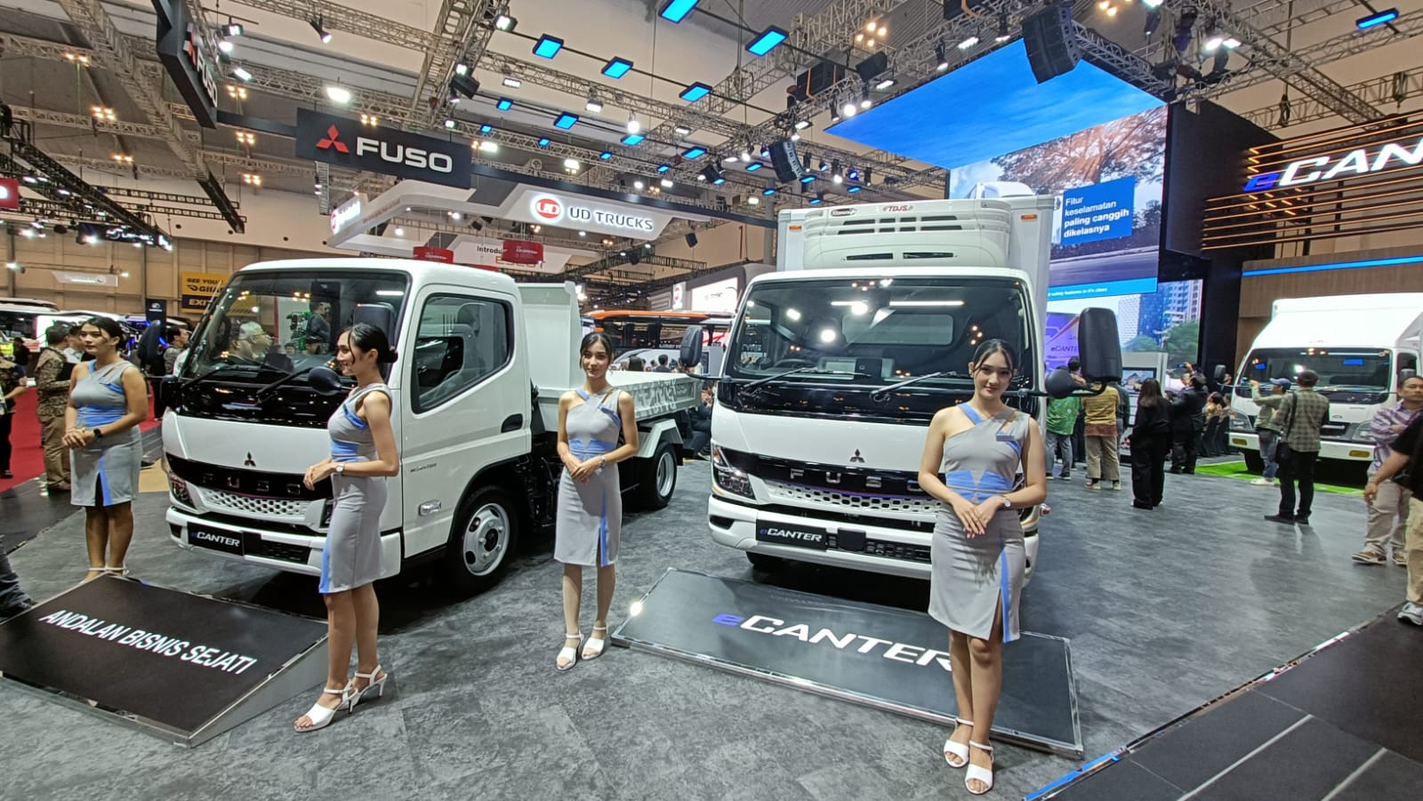 Kunjungi booth Mitsubishi Fuso tanggal 18-28 Juli 2024. Dapatkan penawaran menarik untuk setiap pembelian truk Mitsubishi Fuso di periode ini. Dapatkan juga informasi menarik seputar hadiah dan kuis menarik sepanjang GIIAS 2024 dengan mengikuti Instagram @mitsubishifuso.id atau kunjungi www.ktbfuso.co.id. GIIAS 2024, 53 Tahun Mitsubishi FUSO jadi Truk Terlaris di Indonesia