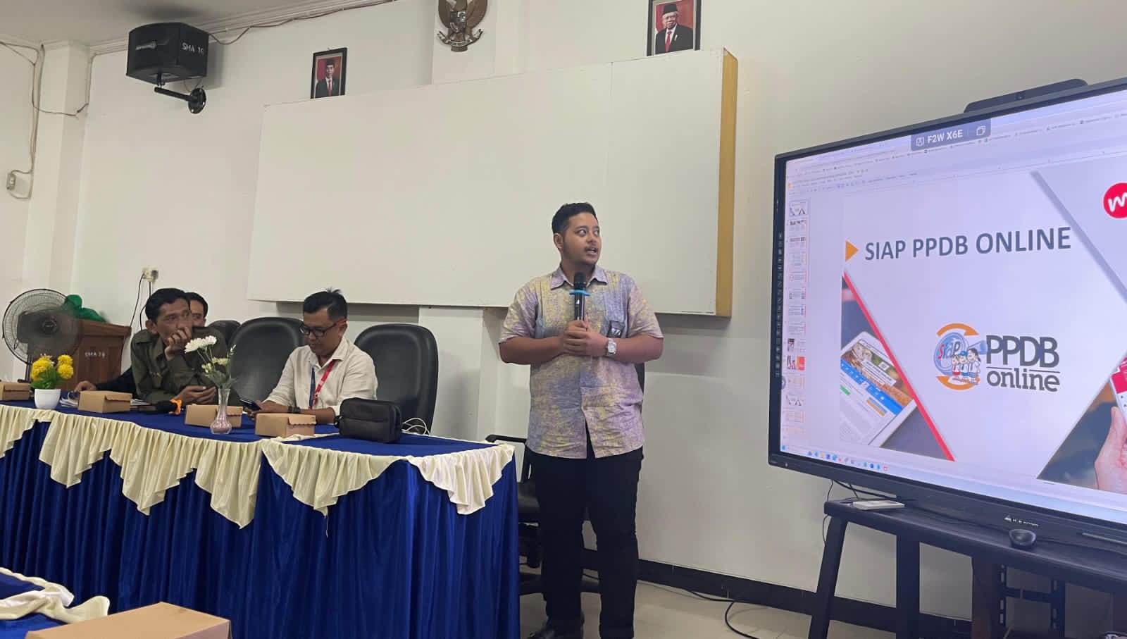 Direktur Wholesale & International Service Telkom Indonesia, Bogi Witjaksono saat menjadi keynote speaker dalam perhelatan forum internasional, Batam Interconnect World 2024 yang digelar di Marriot Batam Harbour Bay, Senin (15/7/2024). dok. Telkom. Terapkan Teknologi Hijau, Telkom Hadirkan Data Center Berkelanjutan