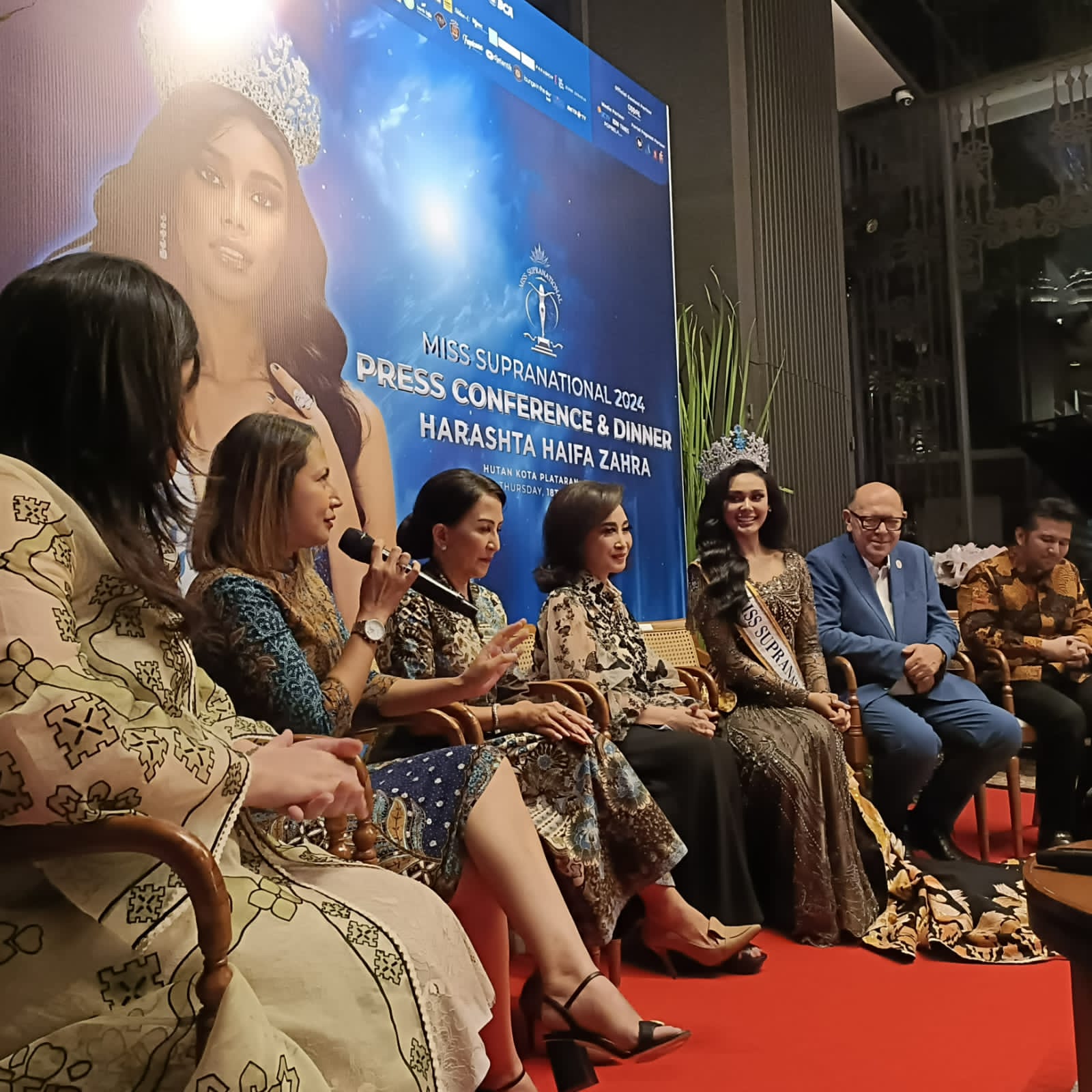 Kolaborasi PT Bank Central Asia Tbk (BBCA) bersama Yayasan Puteri Indonesia (YPI) pada ajang Puteri Indonesia 2024 berhasil menorehkan prestasi bersejarah di ajang internasional. Prestasi bersejarah itu dicapai, setelah pemenang Puteri Indonesia 2024, Harashta Haifa Zahra, berhasil menjadi wakil Indonesia pertama yang dinobatkan sebagai Miss Supranational 2024. Cetak Sejarah! Harashta Haifa Zahra, Juara Miss Supranational 2024