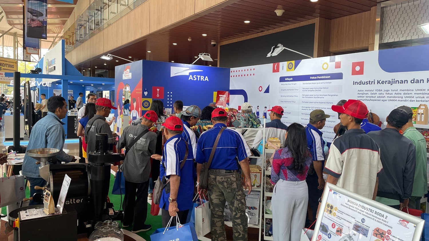 Para pengunjung Pameran Gaikindo Indonesia International Auto Show (GIIAS) 2024 di Booth Yayasan Dharma Bhakti Astra (YDBA) di Pre Function Hall 1 ICE, BSD. Dalam pameran otomotif terbesar di Indonesia yang berlangsung pada 18 – 28 Juli 2024 itu, Astra melalui YDBA menampilkan kontribusinya untuk UMKM Indonesia mulai dari industri manufaktur, bengkel roda 4, kerajinan & kuliner hingga pertanian. dok. Astra. GIIAS 2024, Astra Tampilkan Kontribusi Untuk UMKM Melalui YDBA