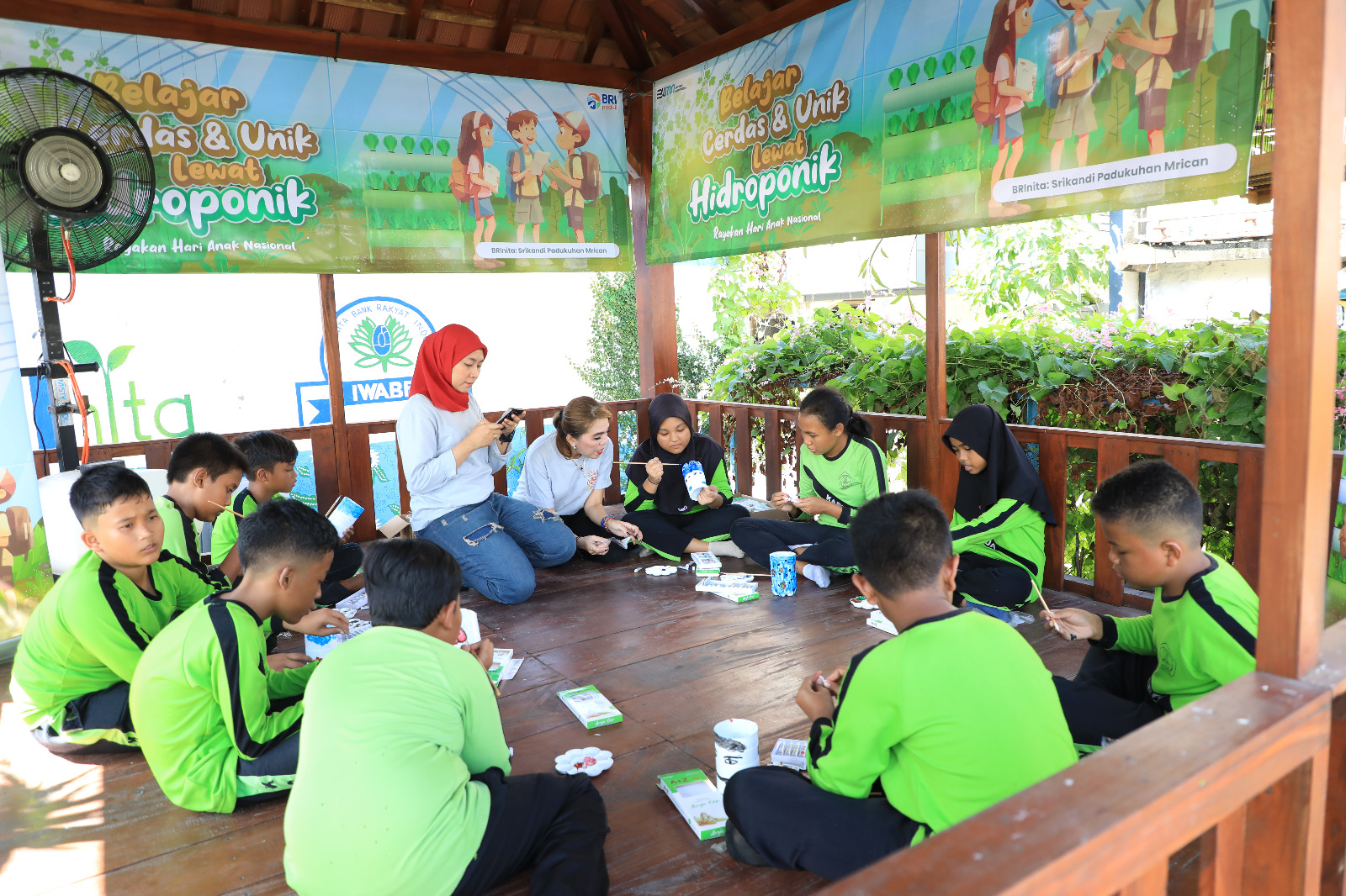 PT Bank Rakyat Indonesia (Persero) Tbk. (BBRI) melalui aktivitas Corporate Social Responsibility (CSR) BRI Peduli mengajak pelajar Sekolah Dasar Negeri (SDN) Karangrejek 02, Kecamatan Wonosari, Kabupaten Gunung Kidul, Yogyakarta untuk mengikuti kegiatan edukasi wisata di salah satu lokasi program “BRI Bertani di Kota” (BRINita) Padukuhan Mrican. dok. BRI. HAN 2024, Cara Unik BRI (BBRI) Ajak Anak SD Belajar Tanam Hidroponik