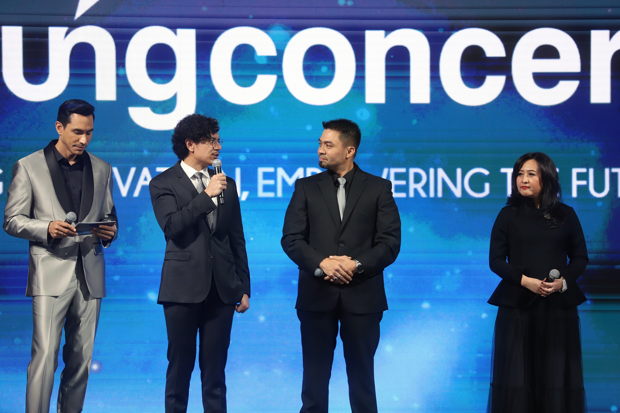 Tiga anak muda generasi ketiga Agung Concern Group bersama MC Darius Sinathrya (kiri). dok. EmitenNews. 70 Tahun Agung Concern Group, Ini Kiat Membangun Perusahaan Keluarga
