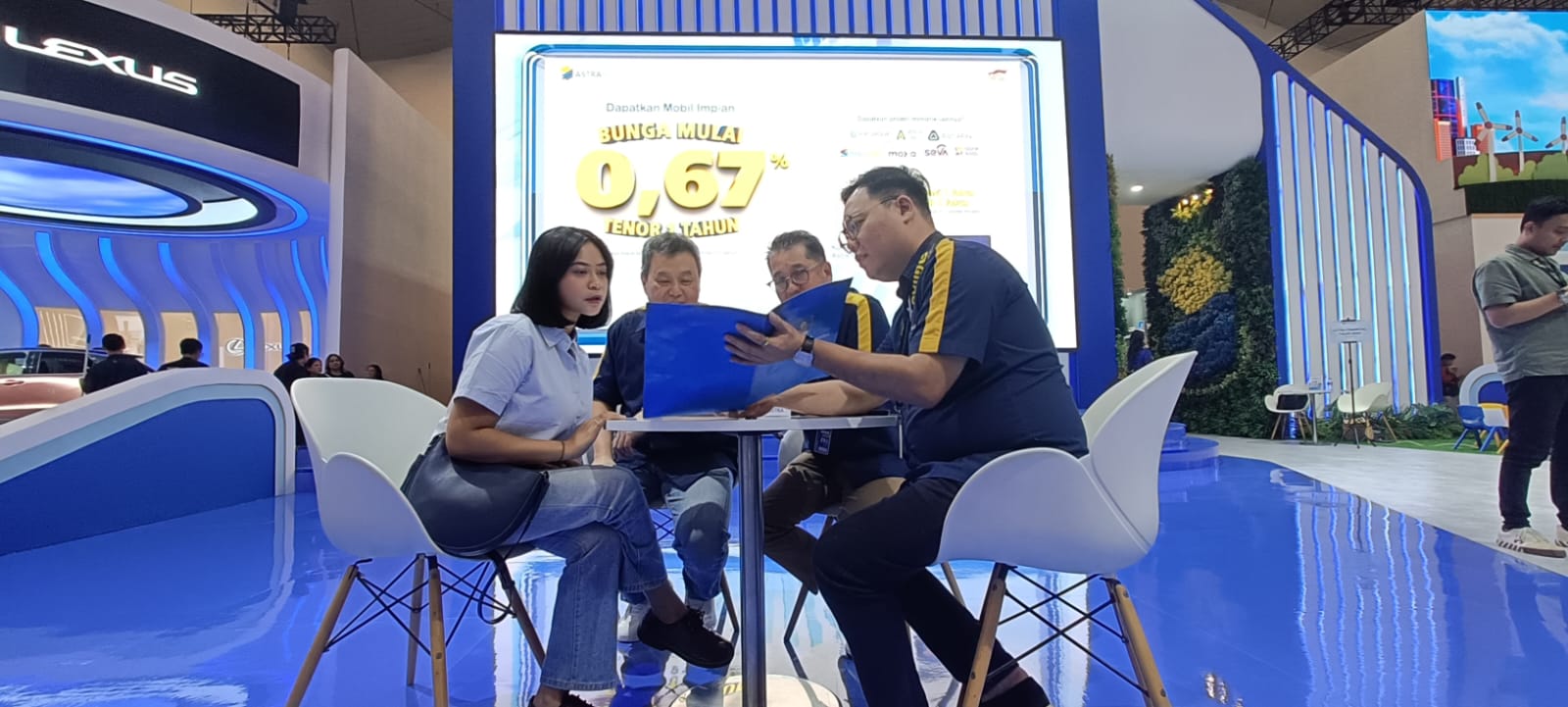 Ki-ka: Retail Business Division Head ACC Beny Chandra, Chief Marketing & Sales Officer Tan Chian Hok dan Marketing & Product Division Head Felix Wijaya berbincang dengan customer di Main Booth Astra Financial di GIIAS 2024. ACC menawarkan promo menarik bunga 0,67% untuk tenor 1 tahun kepada pengunjung GIIAS dari tanggal 18-28 Juli 2024. dok. ist. GIIAS 2024, ACC Beri Tips Cara Kredit Mobil yang Aman dan Nyaman