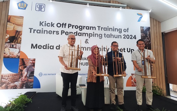 Pusat Investasi Pemerintah (PIP), badan layanan umum di bawah Kementerian Keuangan, melaksanakan acara Kick Off Program Training of Trainers (ToT) Pendamping pembiayaan Ultra Mikro (UMi) di Bandung, Jawa Barat pada Kamis (25/07). PIP Luncurkan Program ToT Pendamping Pembiayaan UMi 2024