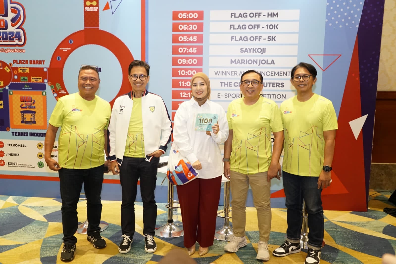 Artis Tya Ariestya (tengah) turut hadir pada pengambilan race pack. Sebagai publik figur, Tya Ariestya juga turut menyampaikan kesan dan pesannya untuk event Digiland Run. Bagi yang ingin memulai mengikuti kompetisi lari, alangkah baiknya memulai dengan rute paling dekat terlebih dahulu. dok. Telkom. Event Digiland Run 2024 Siap Digelar, PB PASI Apresiasi Telkom
