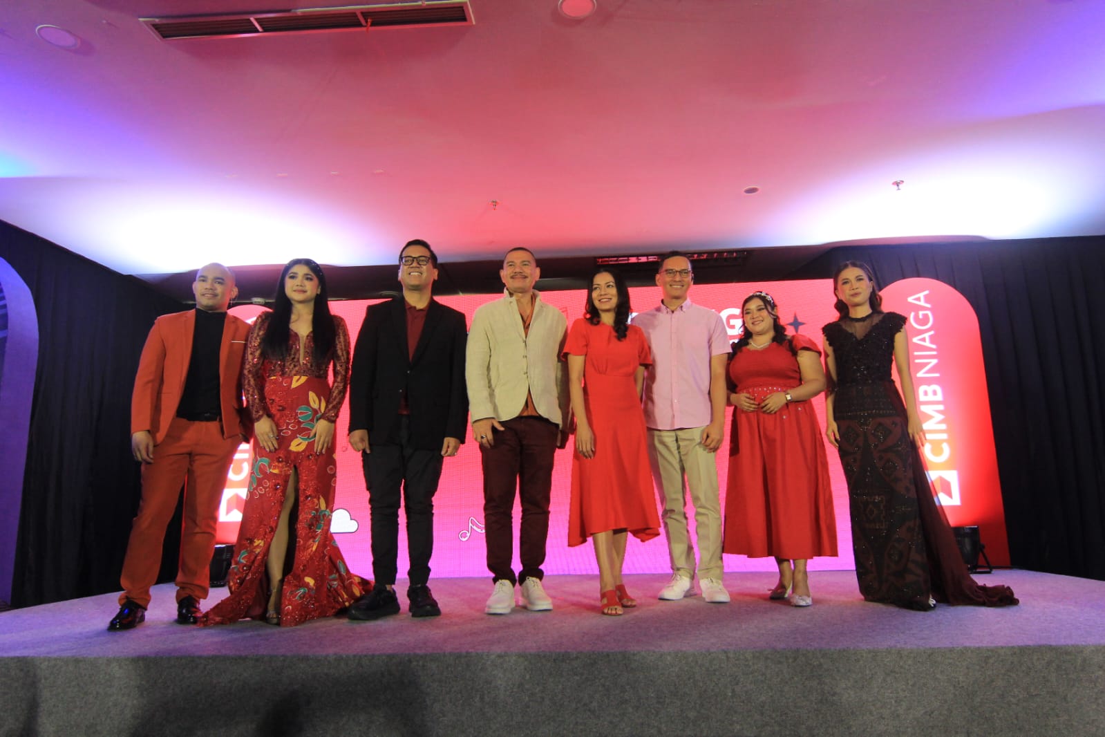 Head of Marketing, Brand and Customer Experience CIMB Niaga Muhamad Firdaus Andjar (keempat kiri) bersama Group Chief Brand & Marketing Officer CIMB Group Toni Darusman (ketiga kanan), Penyanyi Dee Lestari (keempat kanan), Music Arranger & Director Andi Rianto (ketiga kiri), dan empat pemenang Kejar Mimpi Rising Start 2024. dok. ist. Penyanyi Malaysia Sharifah Pemenang Kejar Mimpi Rising Start 2024