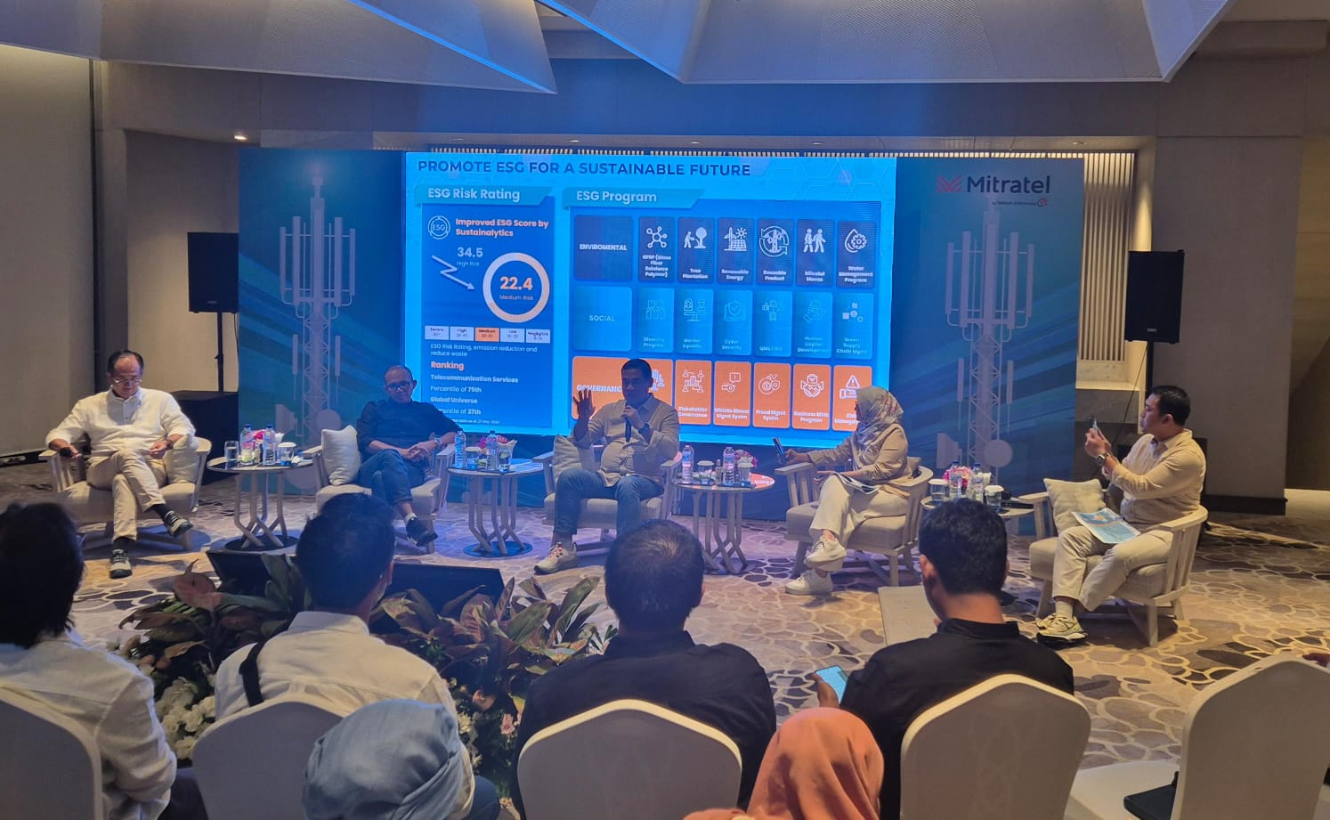 Kiri ke kanan: - Hendra Purnama - Direktur Investasi Mitratel, - Ian Sigit Kurniawan - Direktur Keuangan & Manajemen Risiko Mitratel - Teddy Hartoko - Direktur Utama Mitratel, - Hastining Bagyo Astuti - Direktur Operasi dan Pembangunan Mitratel, - Agus Winarno - Direktur Bisnis Mitratel, ketika menggelar analis meetinggelar Mitratel (MTEL) Ungkap Bisnis Baru BTS Terbang Dongkrak Kinerja