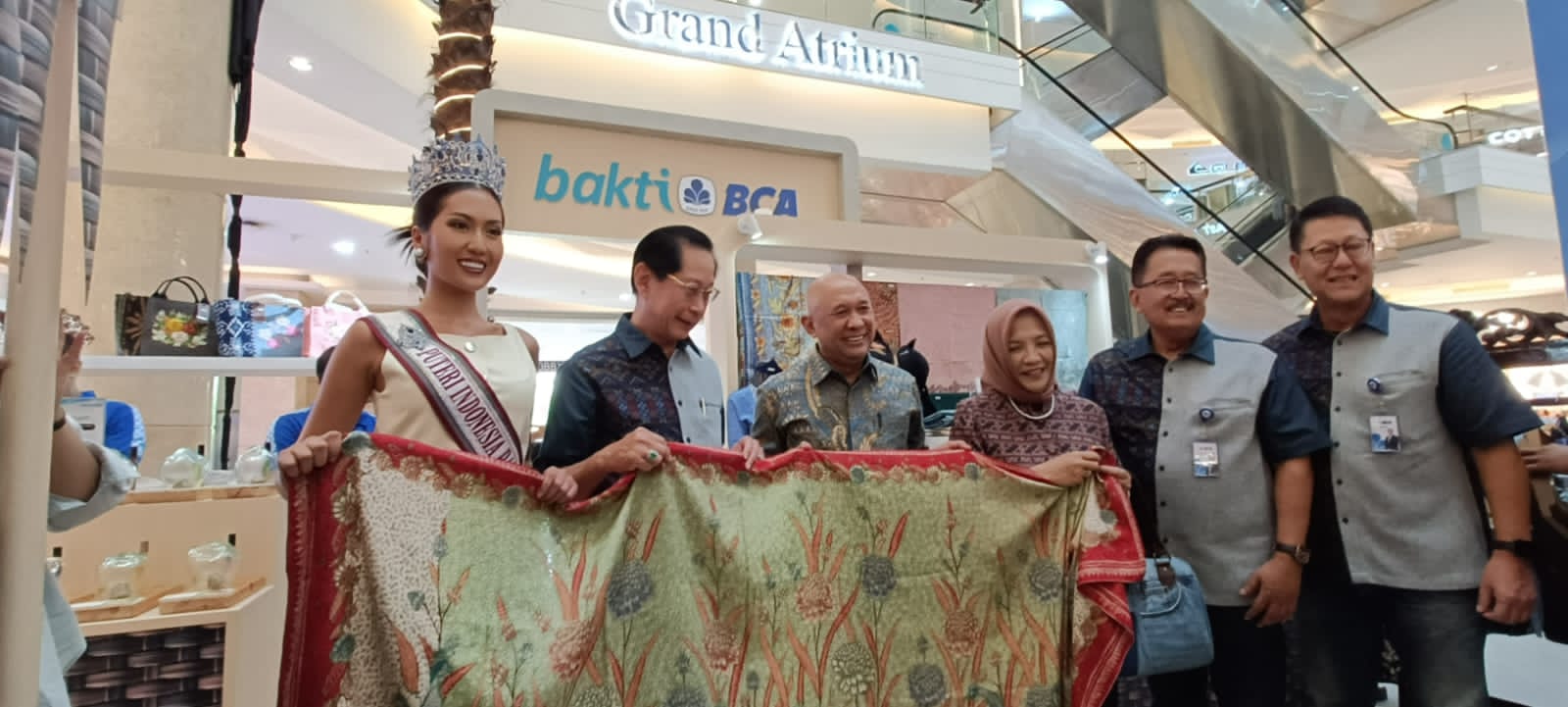 Presiden Direktur BCA Jahja Setiaatmadja (kedua kiri) bersama Menteri Koperasi dan UKM Teten Masduki (ketiga kiri), Deputi Bidang Kewirausahaan Kemenkop UKM Siti Azizah (ketiga kanan), Direktur BCA John Kosasih (paling kanan), Direktur BCA Antonius Widodo (kedua kanan), dan Puteri Indonesia Pariwisata 2024 saat berkunjung ke booth Bakti BCA. dok. BCA. BCA UMKM Fest 2024 Dorong Perluasan Akses Pasar Pengusaha Lokal