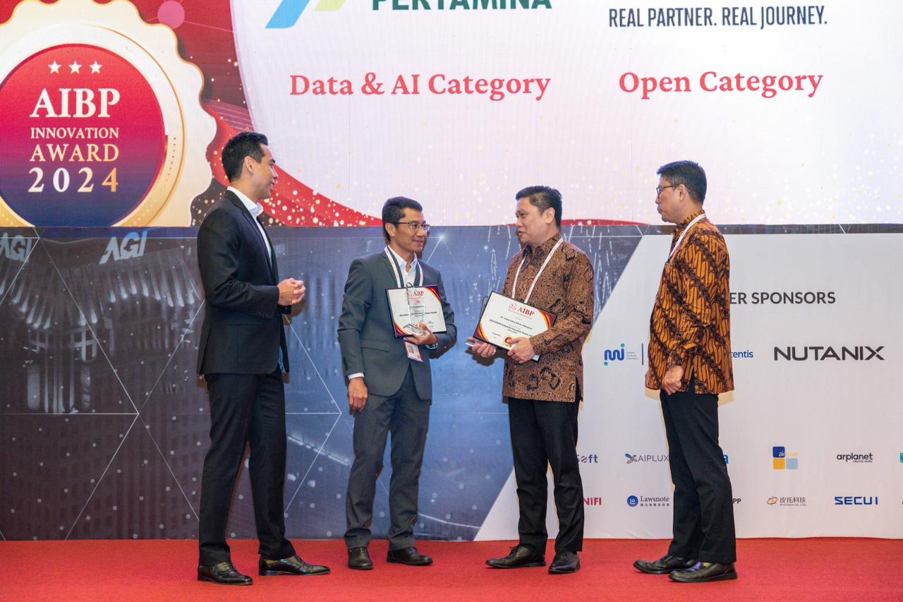Kiri-Kanan: Irza Suprapto, CFA (CEO, AIBP), Sigit Pratopo, SVP Integrated Enterprise Data and Command Centre, Pertamina, Yusak Kristian Solaeman, President Director, Isuzu Astra Motor Indonesia, dan Chairul Saleh, Asisten Deputi Peningkatan Produktivitas Tenaga Kerja (PPTK) Kemenko Perekonomian Republik Indonesia. dok. ist. Pertamina dan Isuzu Astra Raih AIBP Enterprise Innovation Award 2024