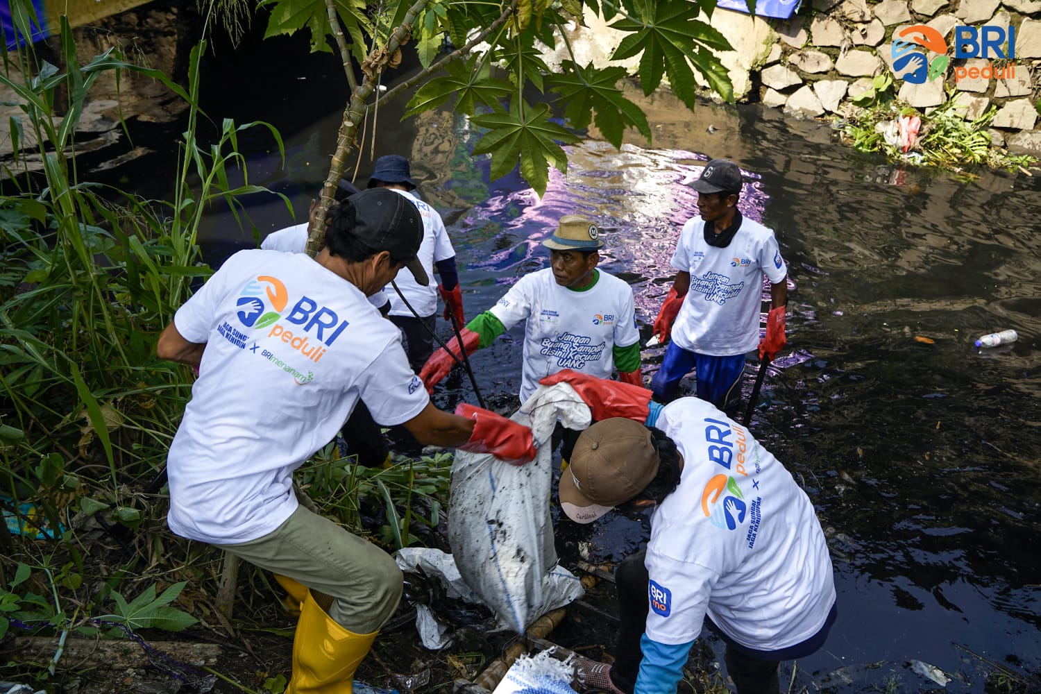 BRI terus berupaya mendorong perbaikan dan revitalisasi sungai di sejumlah wilayah di Indonesia, terutama yang tingkat pencemaran airnya sangat tinggi, akibat sampah yang menumpuk. Upaya ini dilakukan lewat Program BRI Peduli “Jaga Sungai Jaga Kehidupan” yang dijalankan di beberapa wilayah yang tersebar di seluruh Indonesia. dok.BRI. BRI Peduli Jaga Sungai Jaga Kehidupan, Hijaukan Lingkungan Sekitar
