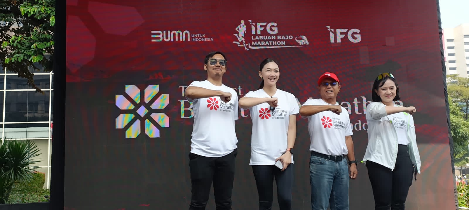 Kiri-Kanan: Race Director IFG LBM Satrio Guardian, IFG LBM 2023 Runners Ulfa Silviana, Direktur Utama IFG Hexana Tri Sasongko, Ketua Pelaksana IFG LBM Oktarina Dwidya Sistha. dok. ist. IFG Labuan Bajo Marathon 2024: Marathon Terindah di RI Kembali Hadir