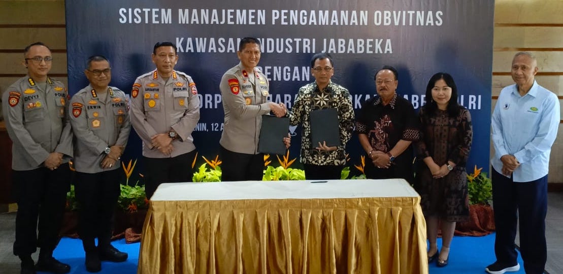 Pengurus Jababeka Infrastruktur berjabat tangan dengan wakil Mabes Polri. FOTO - ISTIMEWA Garansi Keamanan Kawasan, Jababeka (KIJA) Gandeng Polri