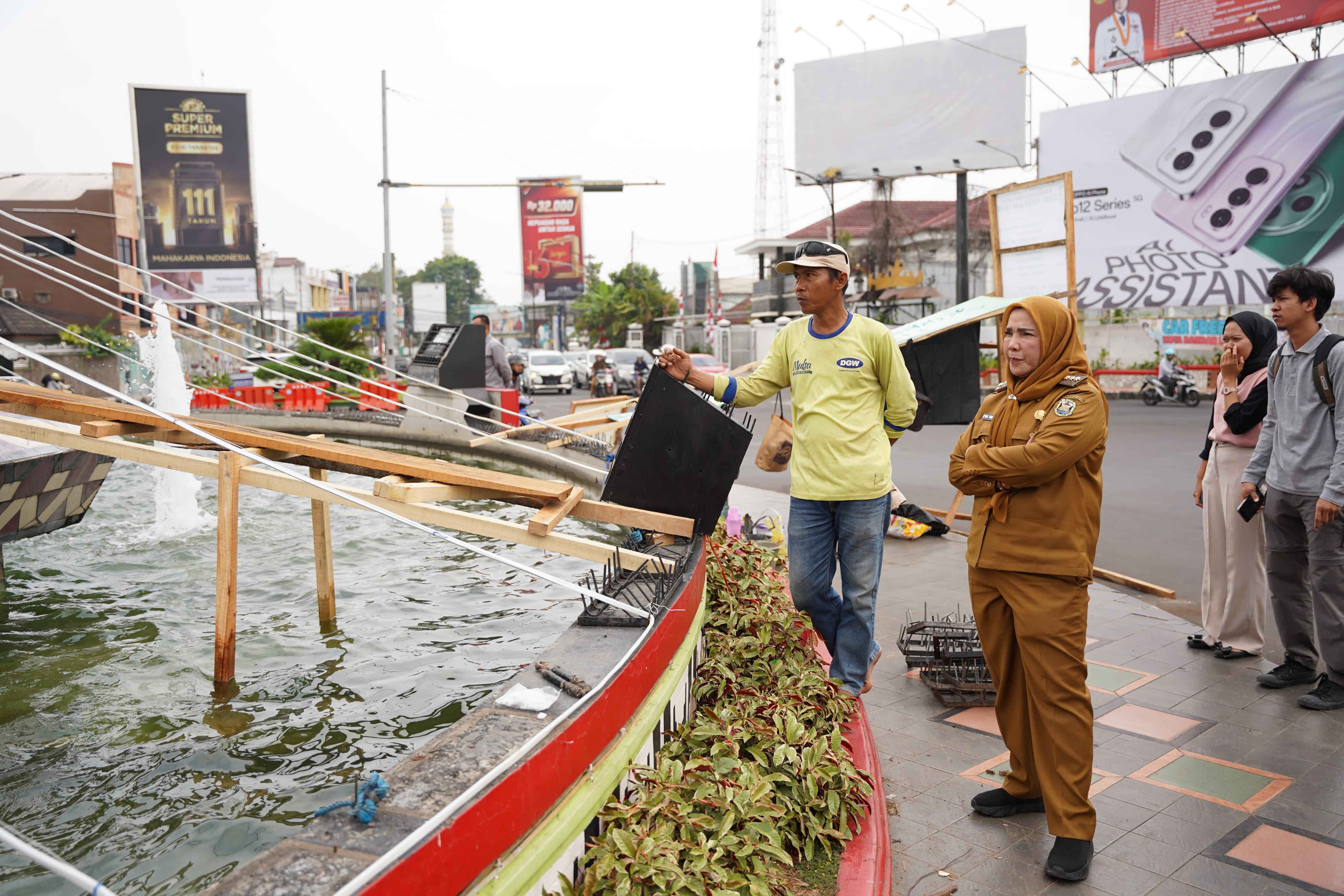 Wali Kota Bandar Lampung Hj. Eva Dwiana turun langsung ke lapangan mengecek proyek pembangunan. dok. Humas Pemkot. Peduli Peningkatan Kualitas SDM, Bunda Eva Bangun GOR dan Sekolah