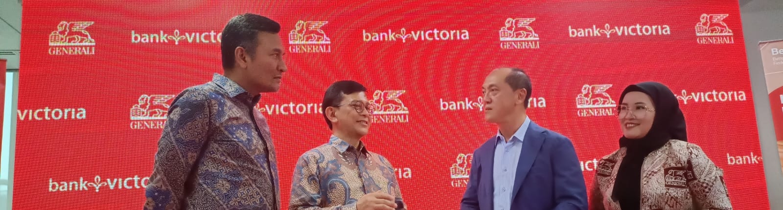 Generali Indonesia dan Bank Victoria resmi meluncurkan produk bancassurance BeSMART Lite, produk inovatif yang memberikan kenyamanan dan rasa tenang dengan manfaat pasti melalui perlindungan jangka panjang dan fleksibilitas sesuai dengan kebutuhan nasabah. Peluncuran ini diresmikan oleh manajemen Generali Indonesia, Edy Tuhirman selaku CEO (kedua kanan), didampingi Vivin Arbianti Gautama sebagai Chief Marketing & Partnership Distribution (paling kanan) dan manajemen Bank Victoria, Achmad Friscantono selaku Direktur Utama (kedua kiri) dan Muhammad Rakhmadhani selaku SEVP of Change Management Office (paling kiri) di Kantor Pusat Generali Indonesia, Kamis (15/8/2024). dok. ist. Jawab Kebutuhan Nasabah Generali Indonesia-BVIC Luncurkan BeSMART Lite