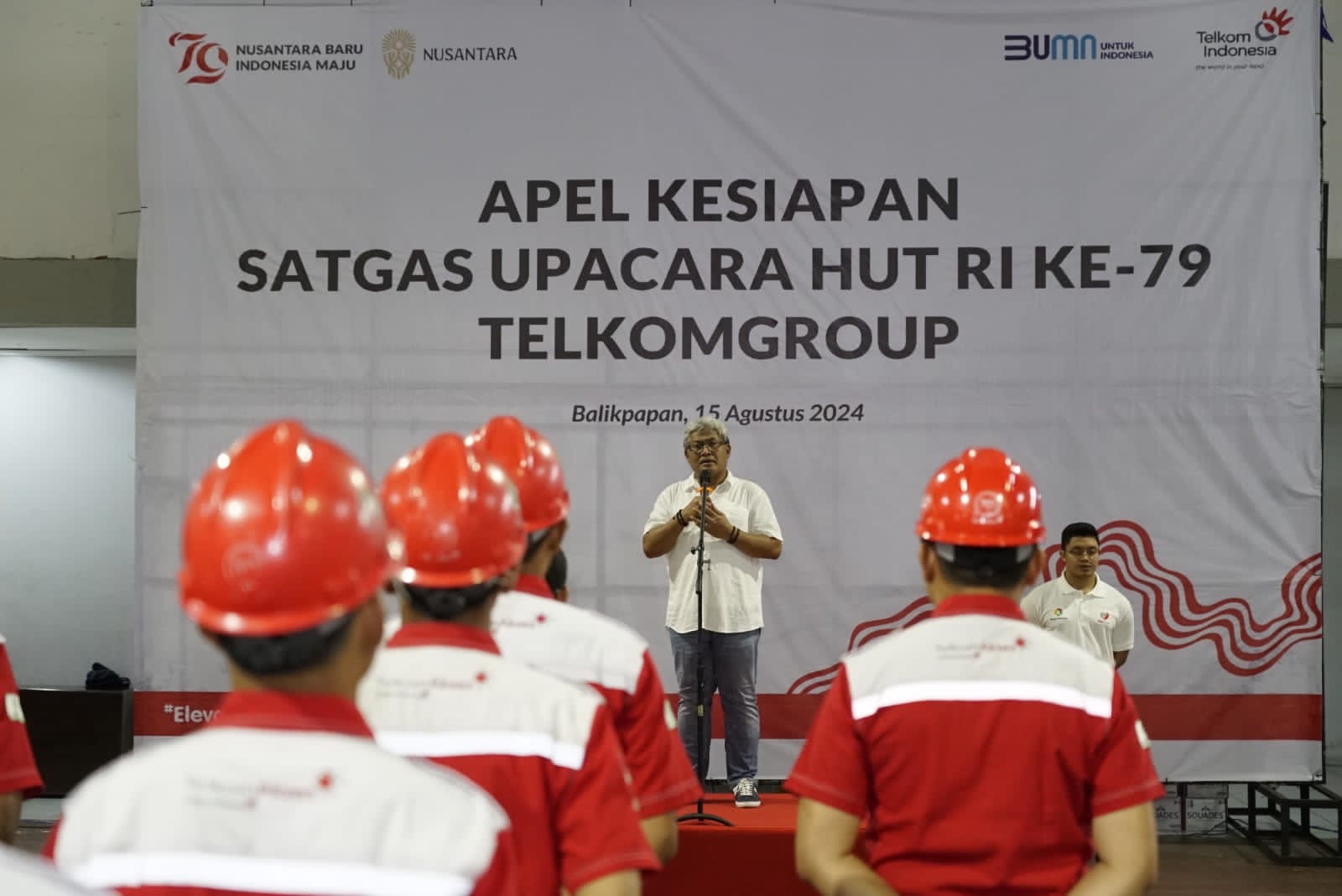 Direktur Network & IT Solution Telkom Herlan Wijanarko memimpin kegiatan Apel Kesiapan Satgas Upacara HUT Ke-79 RI TelkomGroup di kantor Telkom Regional IV Kalimantan, Kamis (15/8/2024). dok. Telkom. Kawal Upacara HUT Ke-79 RI di IKN, TelkomGroup Siagakan 200 Personil