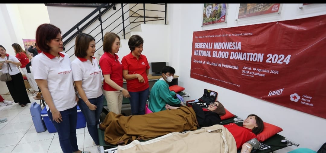 Direktur dan Chief Operation Officer Generali Indonesia Jutany Japit (kedua kanan) bersama Chief Marketing & Partnership Distribution Vivin Arbianti Gautama (ketiga kanan) sedang melakukan donor darah disaksikan Chief Corporate Solution Netty Chan (keempat kiri) Tenaga Pemasaran Iriany (ketiga kiri), Theresia Ariestha (kedua kiri) dan Regional Agency Sales Head Silviana Komalasari (kiri) dalam acara National Blood Donation 2024 Generali Indonesia, di Alam Sutera, Tangerang, Banten, Jumat (16/8/2024). dok. ist. Generali Indonesia Gelar Donor Darah Serempak di Seluruh Indonesia