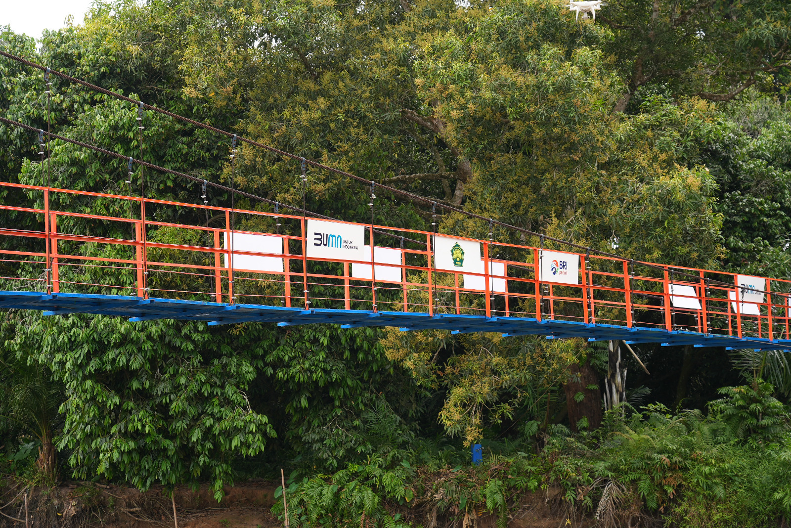 Bantuan pembangunan jembatan gantung itu, merupakan wujud nyata kepedulian BRI dalam membantu masyarakat, khususnya di wilayah perdesaan. Bantuan ini diharapkan bisa memberikan manfaat bagi mobilitas penduduk maupun kegiatan perekonomian masyarakat. dok. BRI. Bangun Jembatan Gantung, BRI (BBRI) Dorong Ekonomi Masyarakat Desa