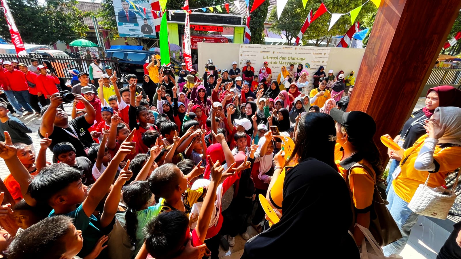 KB Kookmin Bank sebagai pemegang saham pengendali KB Bank mendukung kegiatan Festival Literasi dan Olahraga, yang melibatkan para pelajar, di Desa Muktiwari, Kabupaten Bekasi, Jawa Barat. Hadir Wakil Direktur Utama KB Bank, Robby Mondong (tengah). dok. KB Bank. HUT Kemerdekaan RI, KB Bank Dukung Festival Literasi dan Olahraga