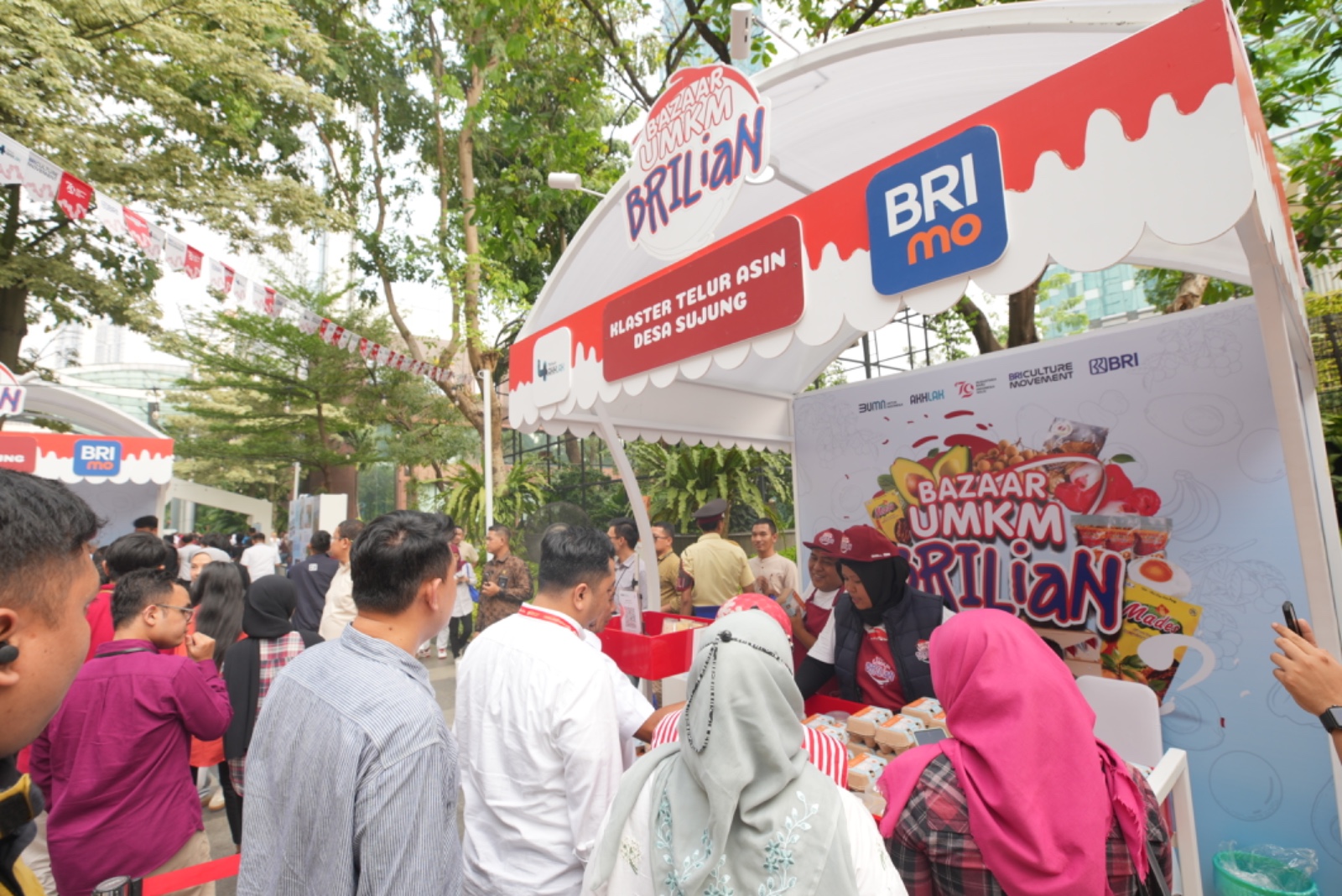 Pada HUT ke-79 Kemerdekaan RI ini, perseroan menyelenggarakan BRILiaN Independence Week (BIW) bertema “Nusantara Baru Indonesia Maju”. BRI menghadirkan bazar UMKM BRILianN dalam gelaran BRILiaN independence Week. dok. BRI. BRILiaN Independence Week, BRI (BBRI) Hadirkan Bazar UMKM BRILiaN