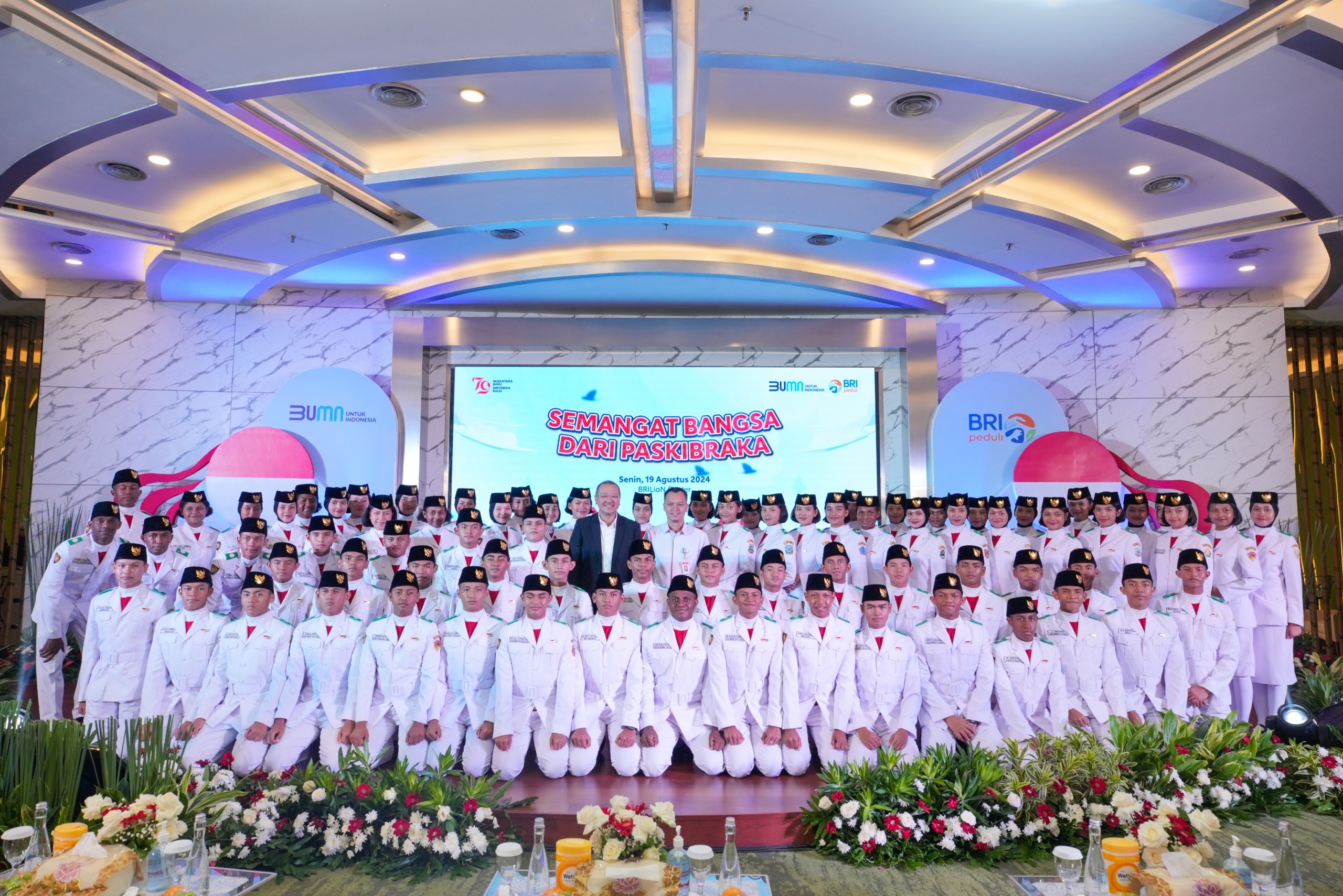 BRI Peduli memberikan apresiasi kepada 76 Paskibraka Tingkat Pusat dan 59 Tenaga Pendukung Paskibraka Tingkat Pusat. Mereka telah menyelesaikan tugasnya pada Upacara Bendera 17 Agustus 2024 di Istana Negara Ibu Kota Nusantara (IKN), Kalimantan Timur. dok. BRI. HUT ke-79 RI, BRI Kembali Berikan Beasiswa Paskibraka Tingkat Pusat