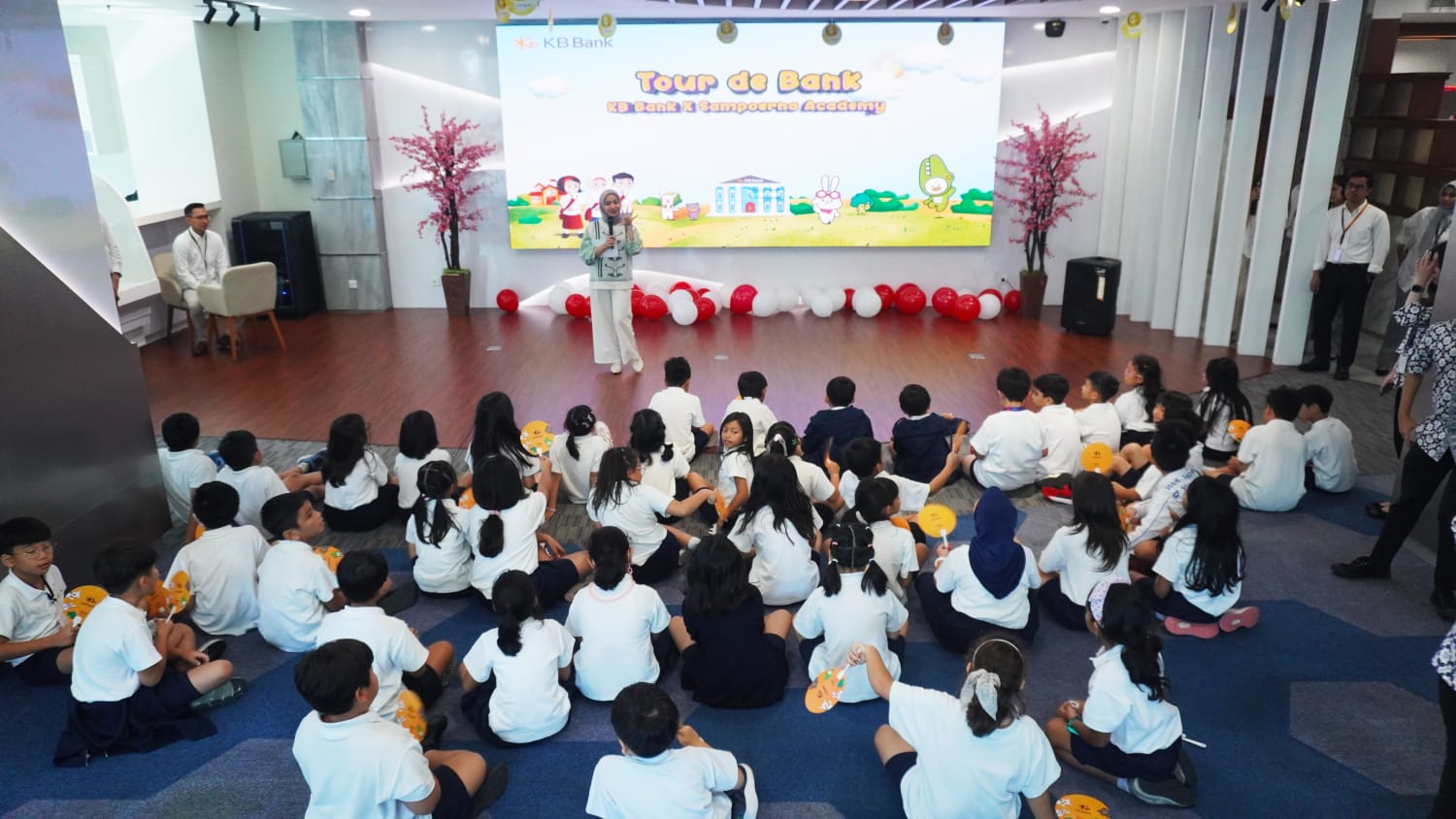 KB Bank berkomitmen mendukung percepatan inklusi keuangan di kalangan generasi muda. KB Bank mewujudkannya melalui rangkaian kegiatan “Bank Goes to School”, di berbagai kantor cabang, serta program “Tour De Bank” yang dilaksanakan di Kantor Pusat KB Bank Jakarta. Tour De Bank, KB Bank Ajak Generasi Muda Ikut Petualangan Finansial