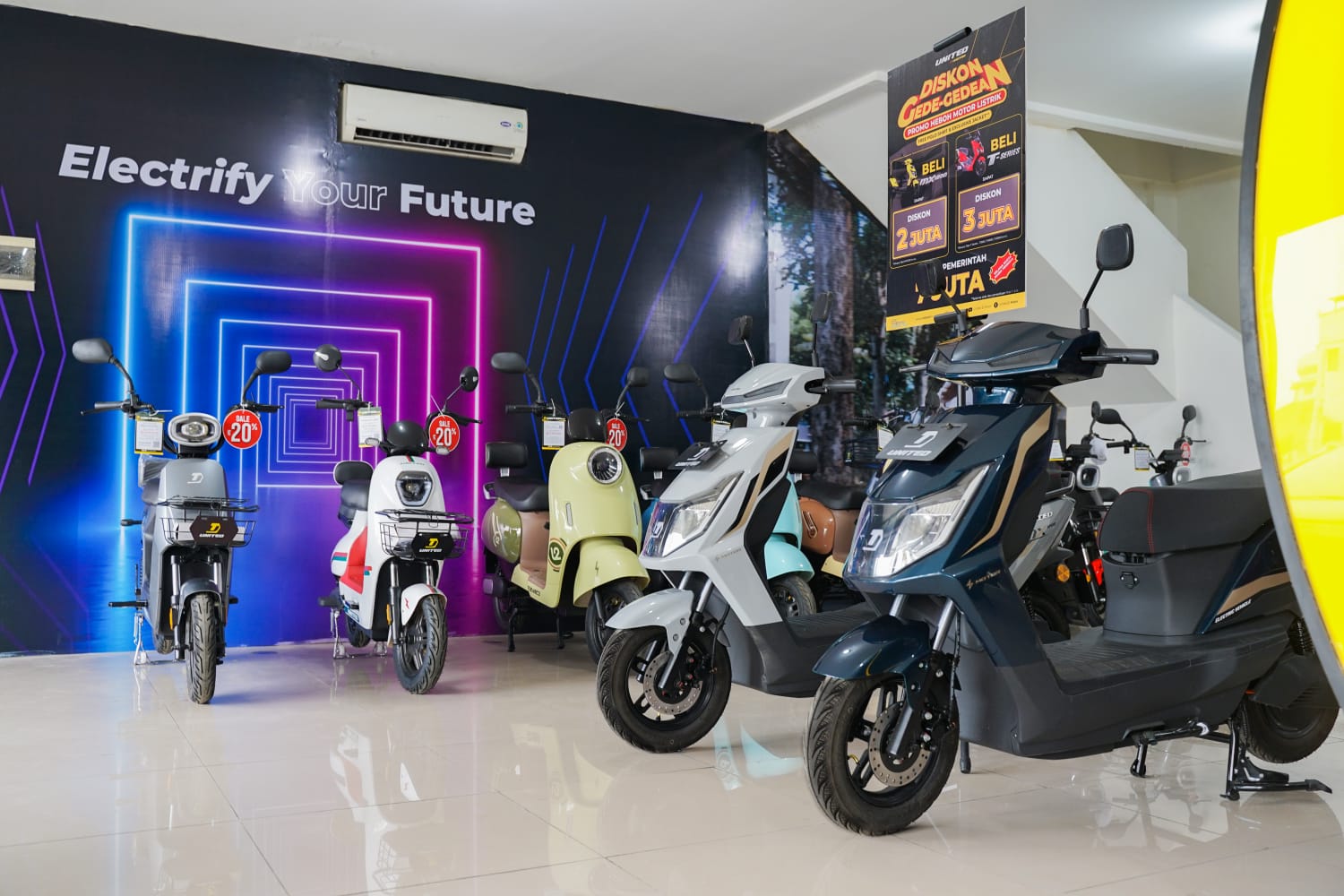 United E-Motor, brand motor listrik lokal besutan PT Terang Dunia Internusa Tbk (UNTD) membuka gerai terbarunya di Jl. Margonda No. 339 C-D, Kemiri Muka, Kecamatan Beji, Kota Depok, Jawa Barat. Ini bagian dari rencana perseroan menambah sebanyak 20-an store baru secara nasional. dok. ist. Perhatian! United E-Motor Buka Gerai Motor Listrik Terbaru di Depok