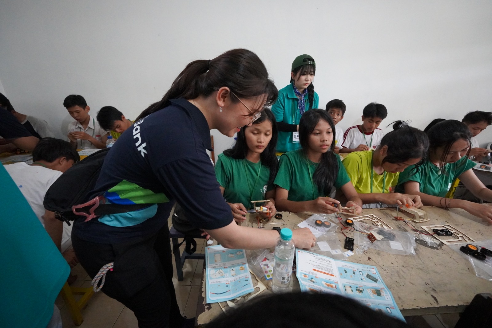 Hana Financial Group mengajak 50 mahasiswa komunitas Smart Ambassador Korea (HFG Smart Ambassador) untuk melakukan aksi sosial di bidang pendidikan. Komunitas HFG Smart Ambassador merupakan perkumpulan mahasiswa yang tergabung dari berbagai Universitas di Korea yang aktif melakukan kegiatan sosial. Relawan Hana Bank berpartisipasi melakukan aksi sosial dalam “Global CSR Orientations Day” di Yayasan Sinar Cahaya Kasih (Sekolah SD, SMP, SMA), Bogor, Jawa Barat, Senin (26/8/2024). dok. ist. Global CSR Orientations Day, Aksi Sosial Relawan Hana Bank-HFG