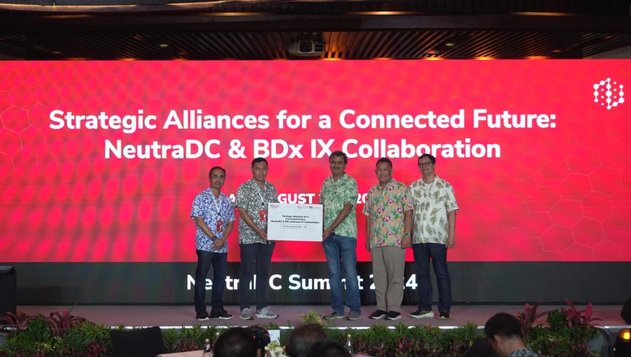 Kiri-Kanan: Direktur Group Business Development Telkom Indonesia Honesti Basyir, Komisaris Telkom Indonesia Marcelino Pandin, CEO NeutraDC, Andreuw T.h.A.F, President Director of Hawlett Packard Enterprise Indonesia Meygin Agustina, CEO of Cirrascale PJ Go, CEO of DataCanvas Limited Sealed Fang Lei, Direktur Wholesale & International Service Telkom Indonesia Bogi Witjaksono berfoto bersama setelah penandatangan MoU AI-Ecosystem pada acara NeutraDC Summit 2024 yang berlangsung di Sofitel Nusa Dua, Bali, Senin (26/8/2024). dok. Telkom Event Internasional NeutraDC Summit 2024 di Bali, Bahas Sisi Lain AI