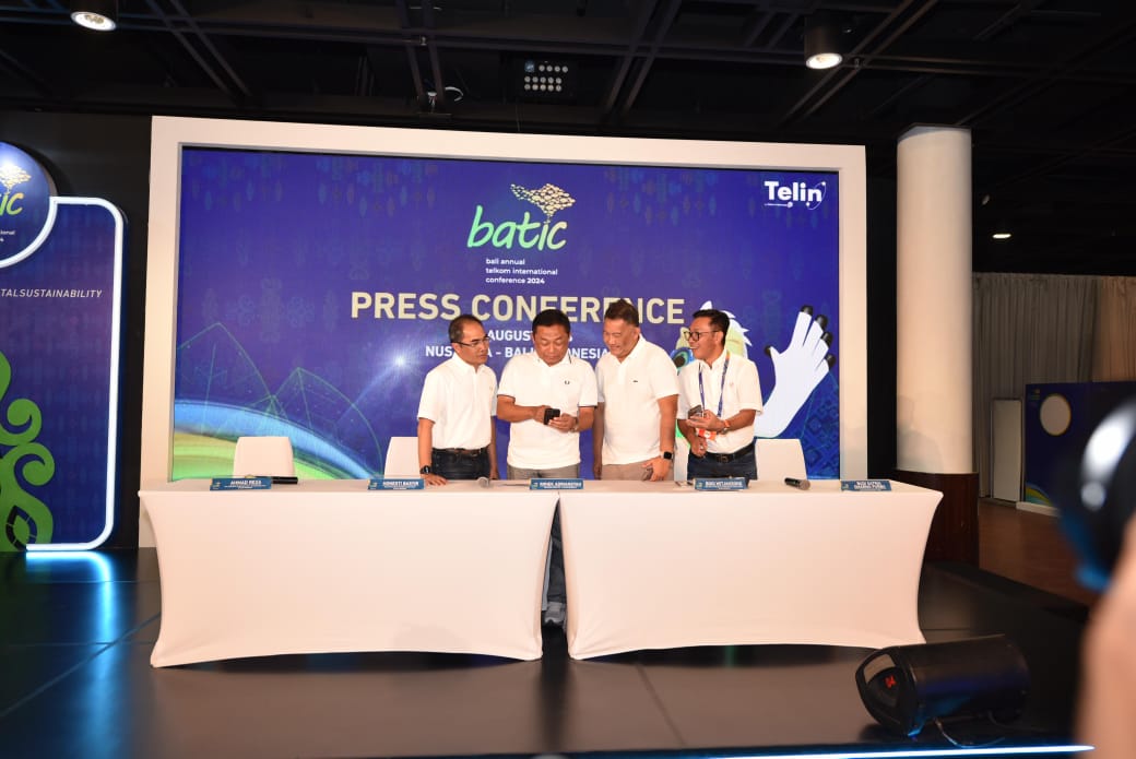 Direktur Utama Telkom Ririek Adriansyah (Kedua Kiri), Direktur Wholesale & International Service Telkom Bogi Witjaksono (Kedua Kanan), Direktur Group Business Development Telkom Honesti Basyir (Paling Kiri), Direktur Utama Telin Budi Satria Dharma Purba (Paling Kanan) saat press conference BATIC 2024 di Nusa Dua Bali, Selasa (27/8/2024). dok. Telkom. BATIC 2024, 1300 Peserta Wakil 446 Perusahaan Global dari 40 Negara