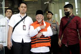 Terdakwa Abdul Dani Kasuba (rompi oranye). dok. JPNN. Dalami Dugaan TPPU Mantan Gubernur Malut, KPK Periksa 10 Saksi