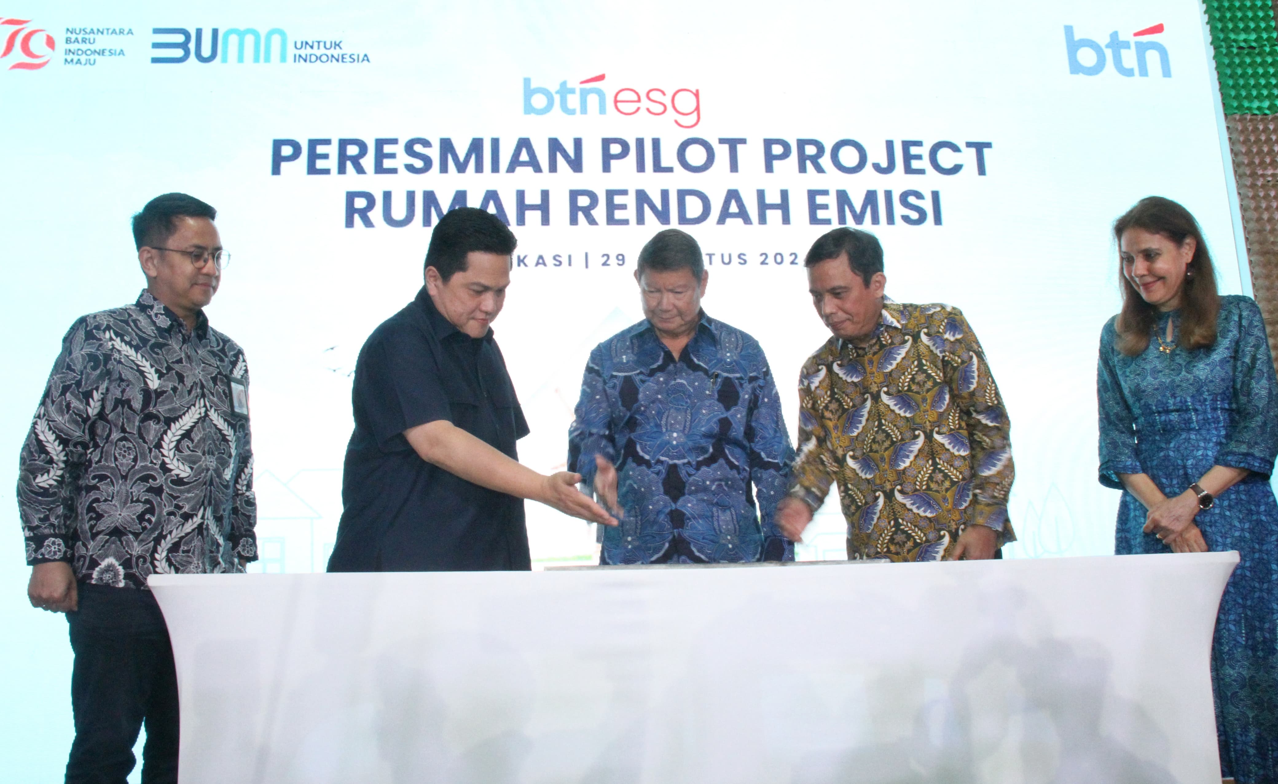 Menteri BUMN Erick Thohir (dua kiri), Hashim S (tengah), dan Dirut BTN Nixon (dua kanan) di sela-sela peluncuran pilot project rumah rendah emisi di Bekasi, Kamis, 29 Agustus 2024. FOTO - ISTIMEWA Pemerintah Bangun 3 Juta Rumah, Ini Bentuk Dukungan BTN