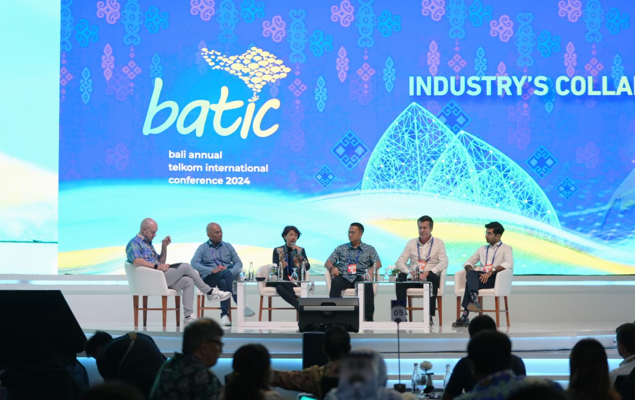 BATIC 2024 dalam diskusi panel yang mengangkat topik “Industry’s Collaborative Effort to a Sustainable Future”, VP Sustainability Telkom, Gunawan Wasisto Ciptaning Andri menjelaskan bagaimana TelkomGroup menjalankan bisnisnya dengan berlandaskan prinsip keberlanjutan di seluruh entitas perusahaan. dok. Telkom. BATIC 2024, Hari Kedua Bagaimana Fokus Integrasi Praktik Keberlanjutan