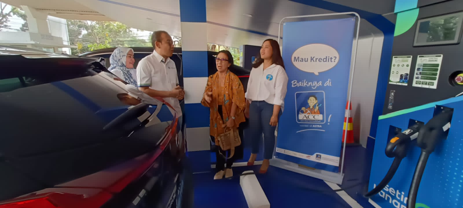 Kiri-Kanan: EVP Retention Business Vivi Elfira, Chief Operating Officer Devy Santoso, EVP Retail Operation Jeanny Simbolon. dok. ACC. Rayakan Hari Pelanggan 2024 Secara Berbeda, ACC Dukung Keberlanjutan