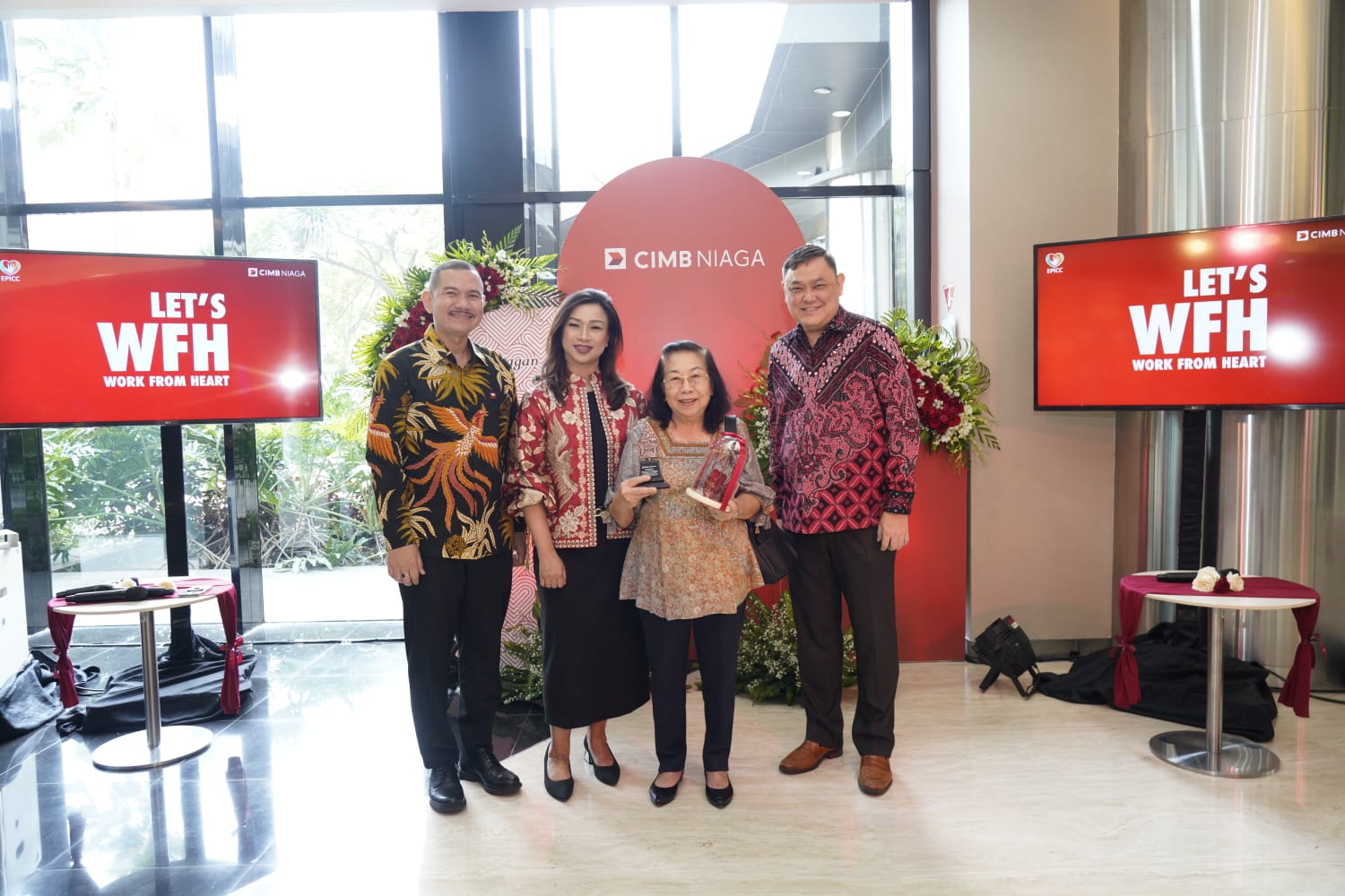 Direktur Consumer Banking CIMB Niaga Noviady Wahyudi (kanan) didampingi Head of Marketing, Brand & Customer Experience CIMB Niaga Muhamad Firdaus Andjar (kiri) dan Head of Region Jakarta B CIMB Niaga Adeline Hendarto (kedua kiri) berbincang dengan nasabah di sela perayaan Hari Pelanggan Nasional 2024 di Tangerang, Rabu (4/9/2024). CIMB Niaga merayakan Harpelnas 2024 sebagai bagian rangkaian HUT ke-69 CIMB Niaga serentak di Kantor Cabang, Digital Lounge, dan Digital Branch yang tersebar di seluruh Indonesia. dok. CIMB Niaga. Hari Pelanggan 2024, CIMB Niaga (BNGA) Perkenalkan Work From Heart