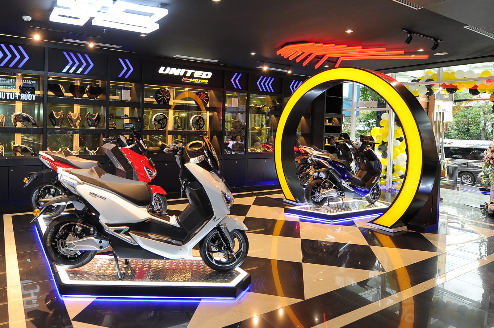 PT Terang Dunia Internusa Tbk. (UNTD) memperkuat jaringan distribusinya di wilayah Jabodetabek. Brand motor listrik lokal ternama itu, kembali membuka authorized store terbarunya. Tak tanggung-tanggung, ada 2 store cabang yang dibuka langsung secara bersamaan pada Kamis (5/9/2024). dok.ist. Perkuat Jaringan Distribusi, United E-Motor Buka 2 Gerai Motor Listrik