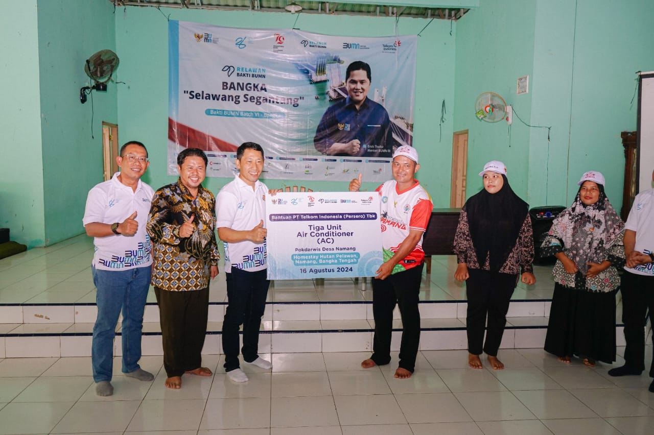 Senior General Manager Social Responsibility Center Telkom Hery Susanto menyerahkan bantuan Tiga Unit Air Conditioner (AC) kepada perwakilan Pokdarwis Desa Namang untuk Homestay Hutan Pelawan, Namang, Bangka Tengah pada Jumat (16/8/2024). dok. Telkom. Bersama Relawan Bakti BUMN, Telkom Kembangkan Potensi Desa di Babel