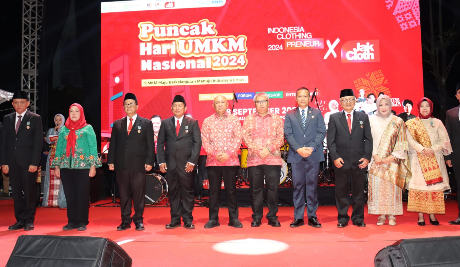 Presiden Joko Widodo menganugerahkan penghargaan Satyalancana Wira Karya kepada sejumlah orang, salah satunya Wali Kota Bandar Lampung Eva Dwiana atas jasa terhadap bangsa, dan negara. dok. Ucok. Berjasa Pada Negara, Bunda Eva Terima Satyalancana Wira Karya Presiden