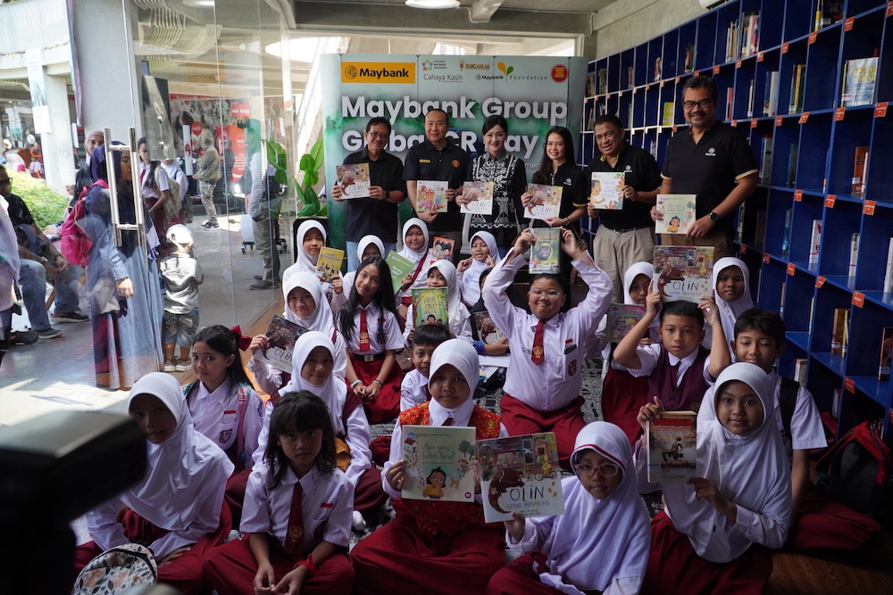 LITERASI - Presiden Direktur Maybank Indonesia Steffano Ridwan (dua kiri) berfoto bersama pelajar Sekolah Dasar dan Kepala Eksekutif Pengawas Perilaku Pelaku Usaha Jasa Keuangan, Edukasi dan Perlindungan Konsumen merangkap Anggota Komisioner OJK Friderica Widyasari Dewi (tiga kiri), Kepala Departemen Literasi Inklusi Keuangan dan Komunikasi OJK Aman Santosa (paling kiri), Direktur Kepatuhan Maybank Indonesia Yessika Effendi (tiga kanan), Direktur Human Capital Maybank Indonesia Irvandi Ferizal (dua kanan), dan Direktur Perbankan Syariah Maybank Indonesia Romy Buchari. FOTO - ISTIMEWA Wujudkan Masa Depan Berkelanjutan, BNII Geber Program Ini